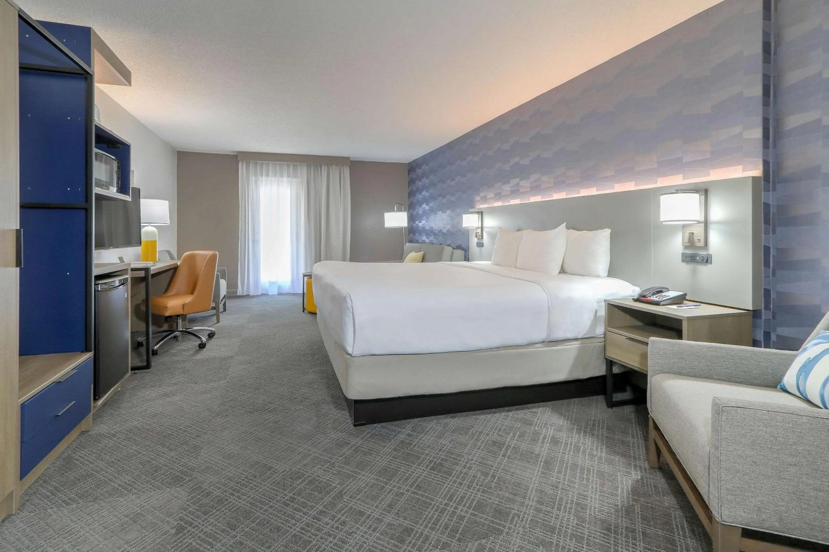 Bedroom, Bed in Comfort Inn & Suites at Dollywood Lane