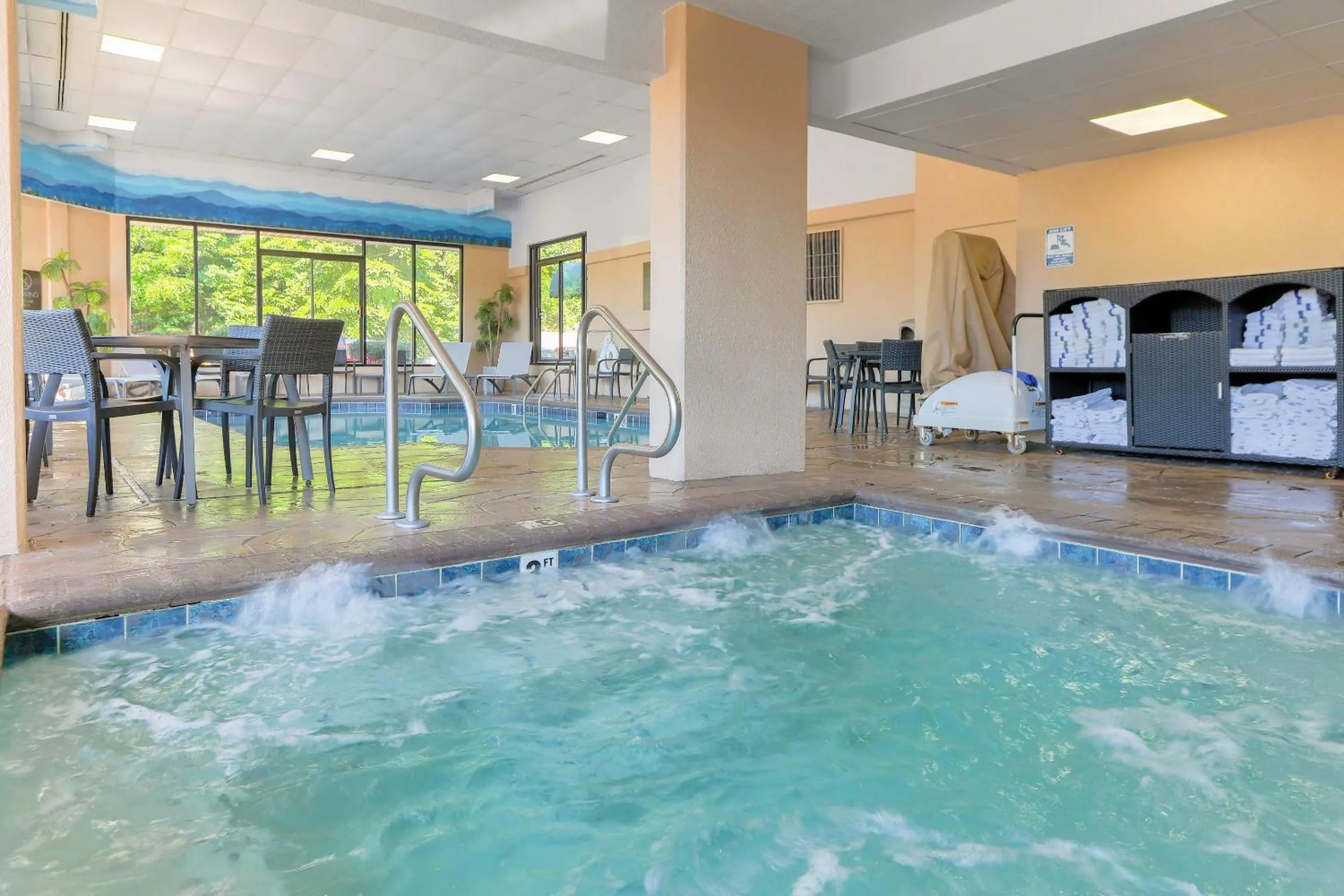 Swimming pool in Comfort Inn & Suites at Dollywood Lane