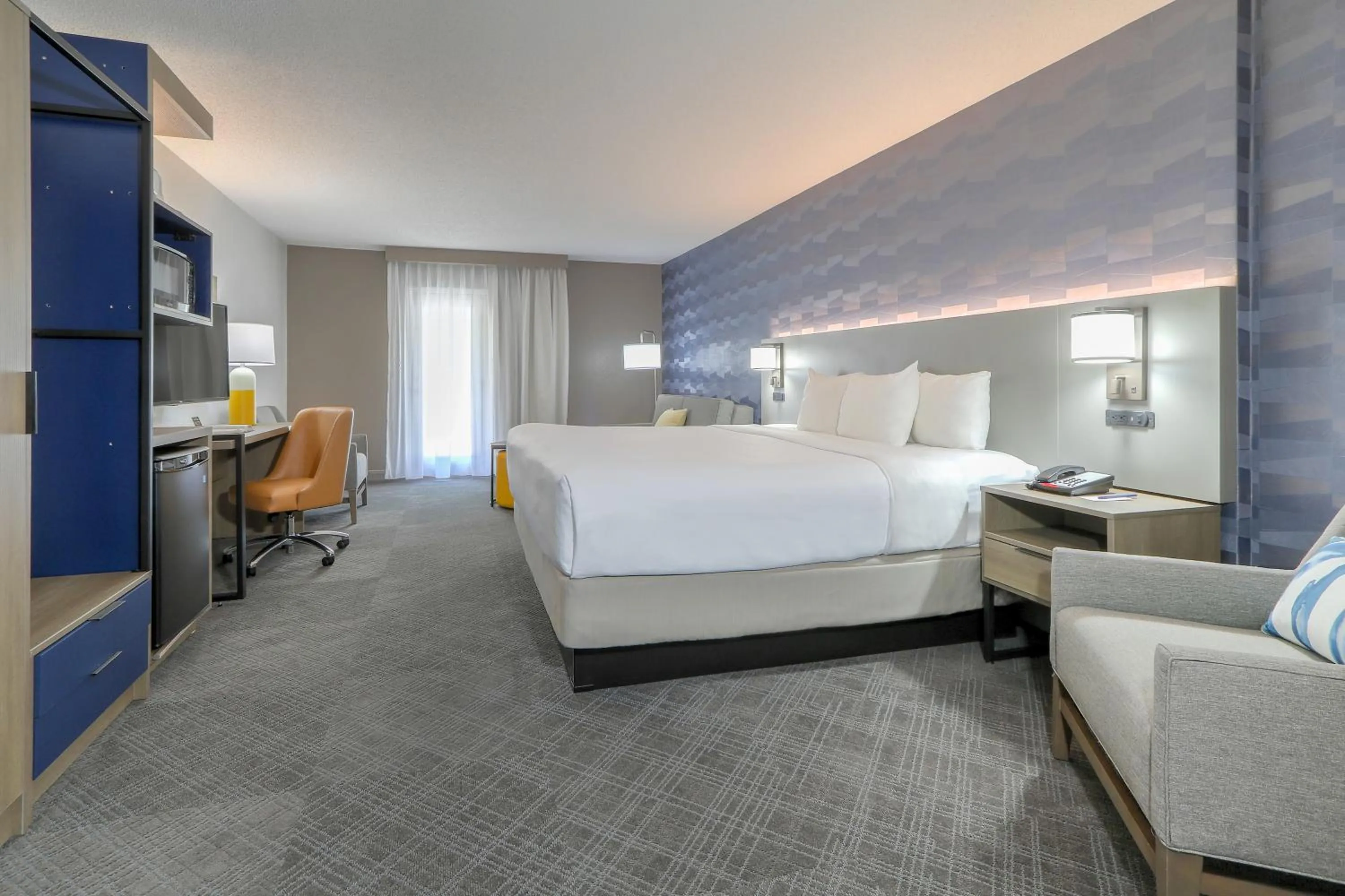 Photo of the whole room, Bed in Comfort Inn & Suites at Dollywood Lane