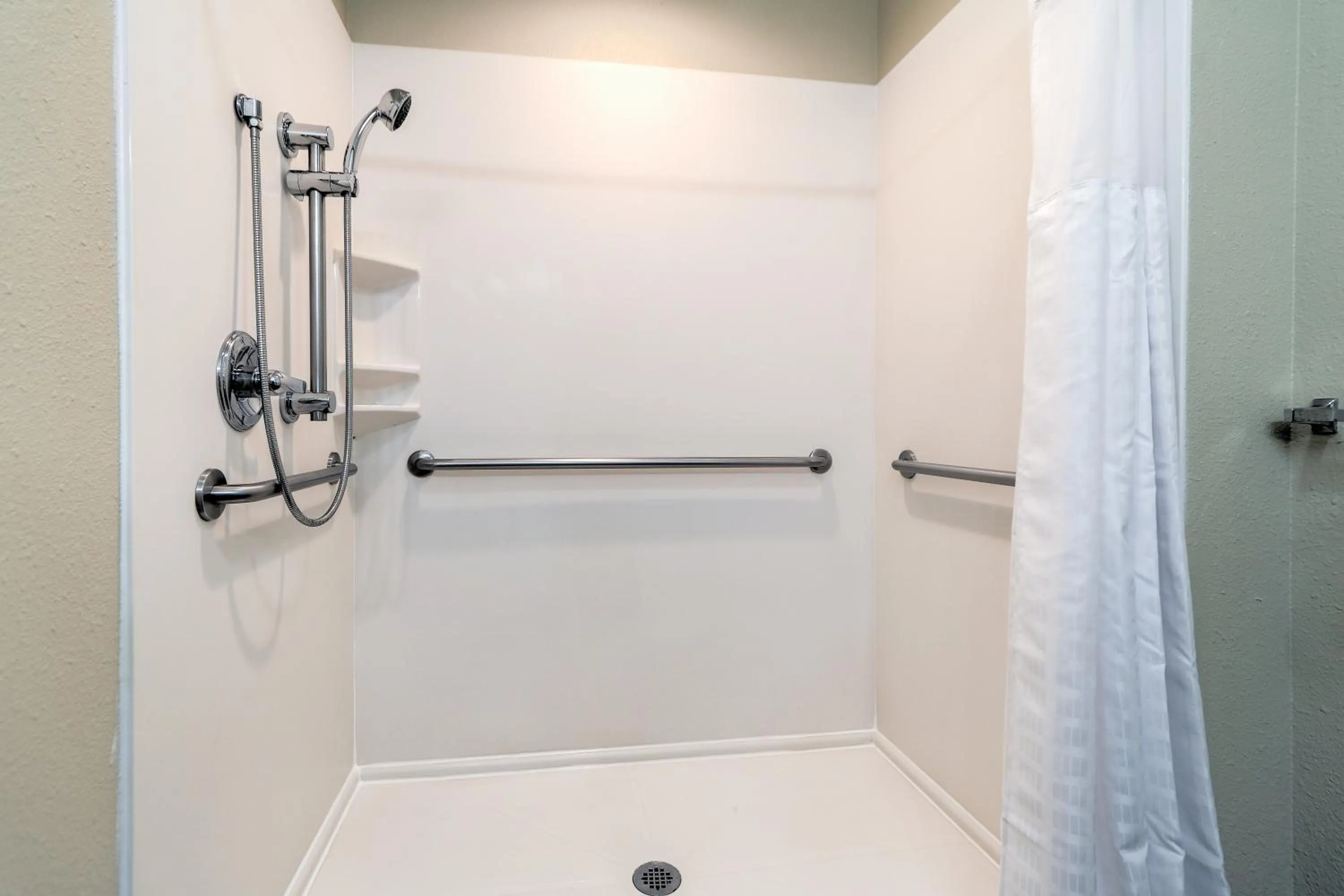 Shower in Comfort Inn & Suites at Dollywood Lane
