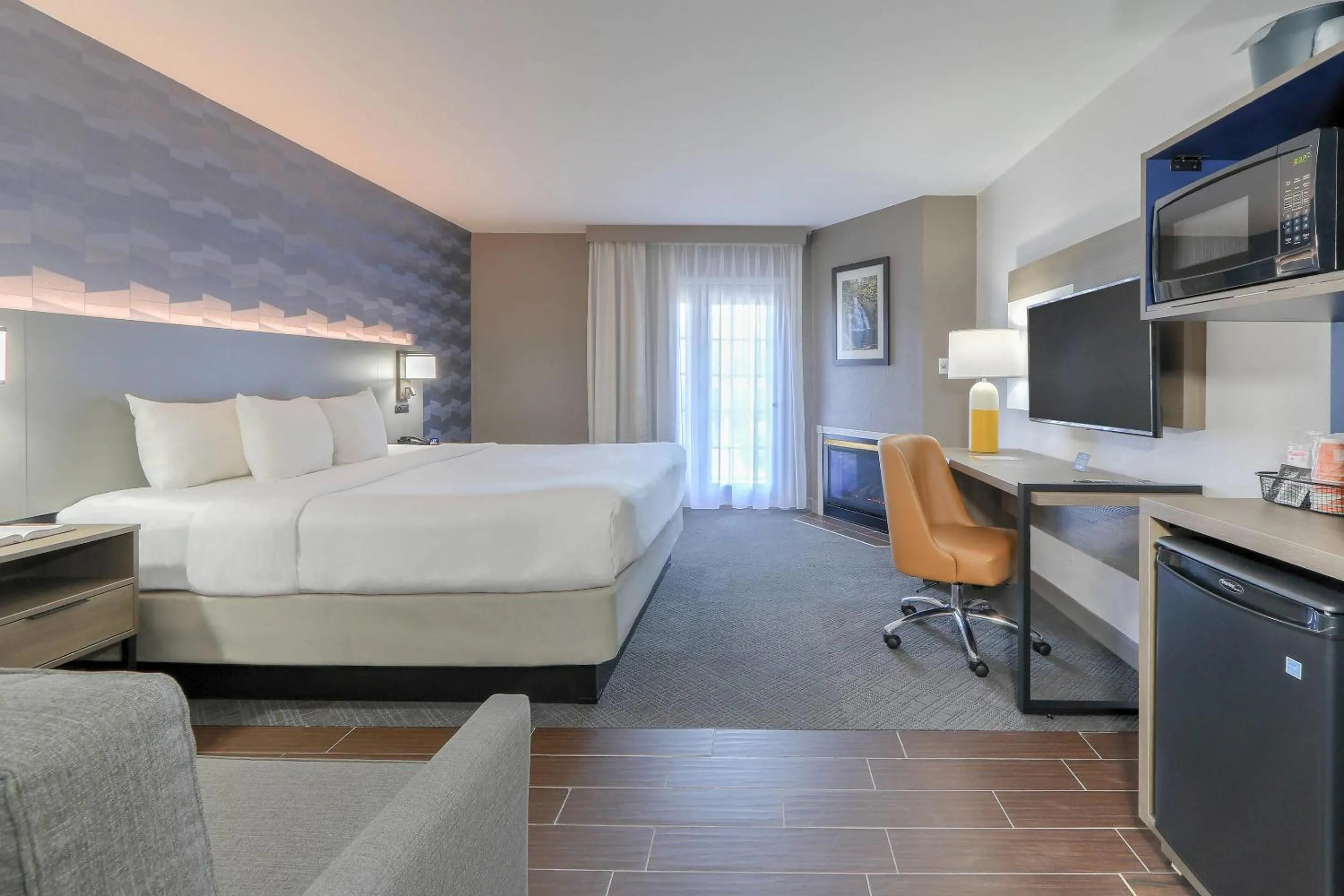 Bedroom, Bed in Comfort Inn & Suites at Dollywood Lane