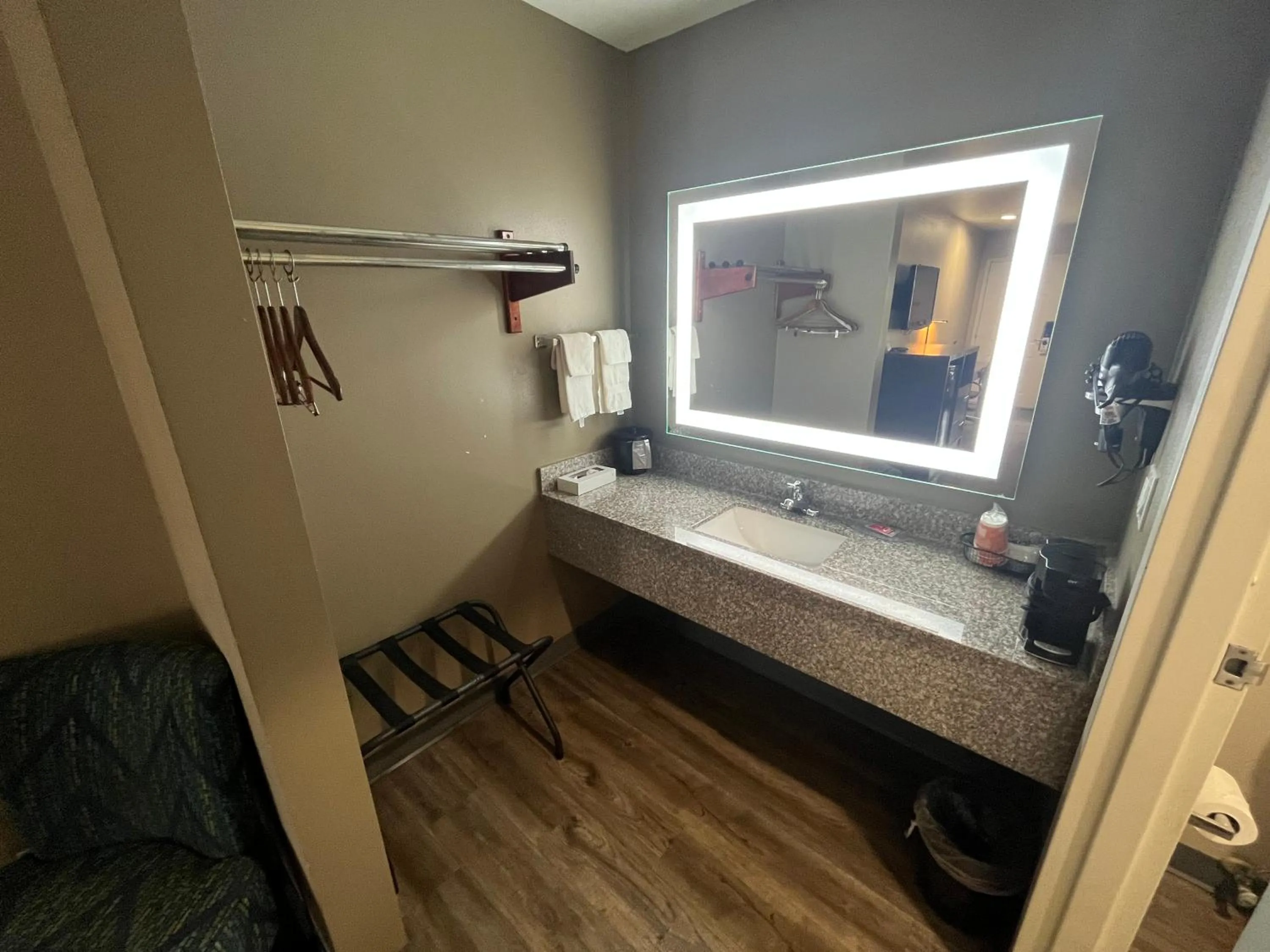 Bathroom in Econo Lodge Inn & Suites Murfreesboro Shopping District