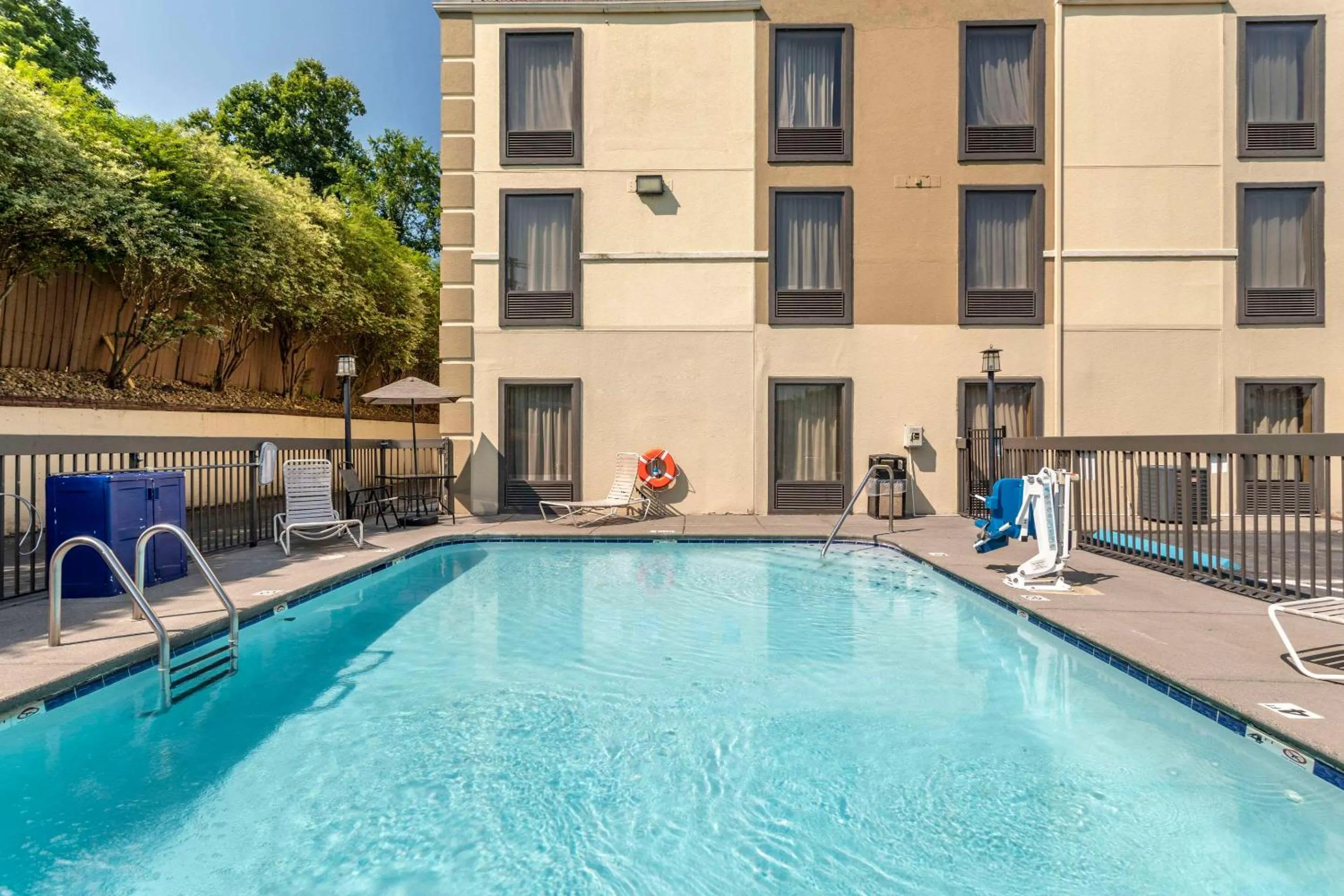 Swimming pool in Comfort Inn South