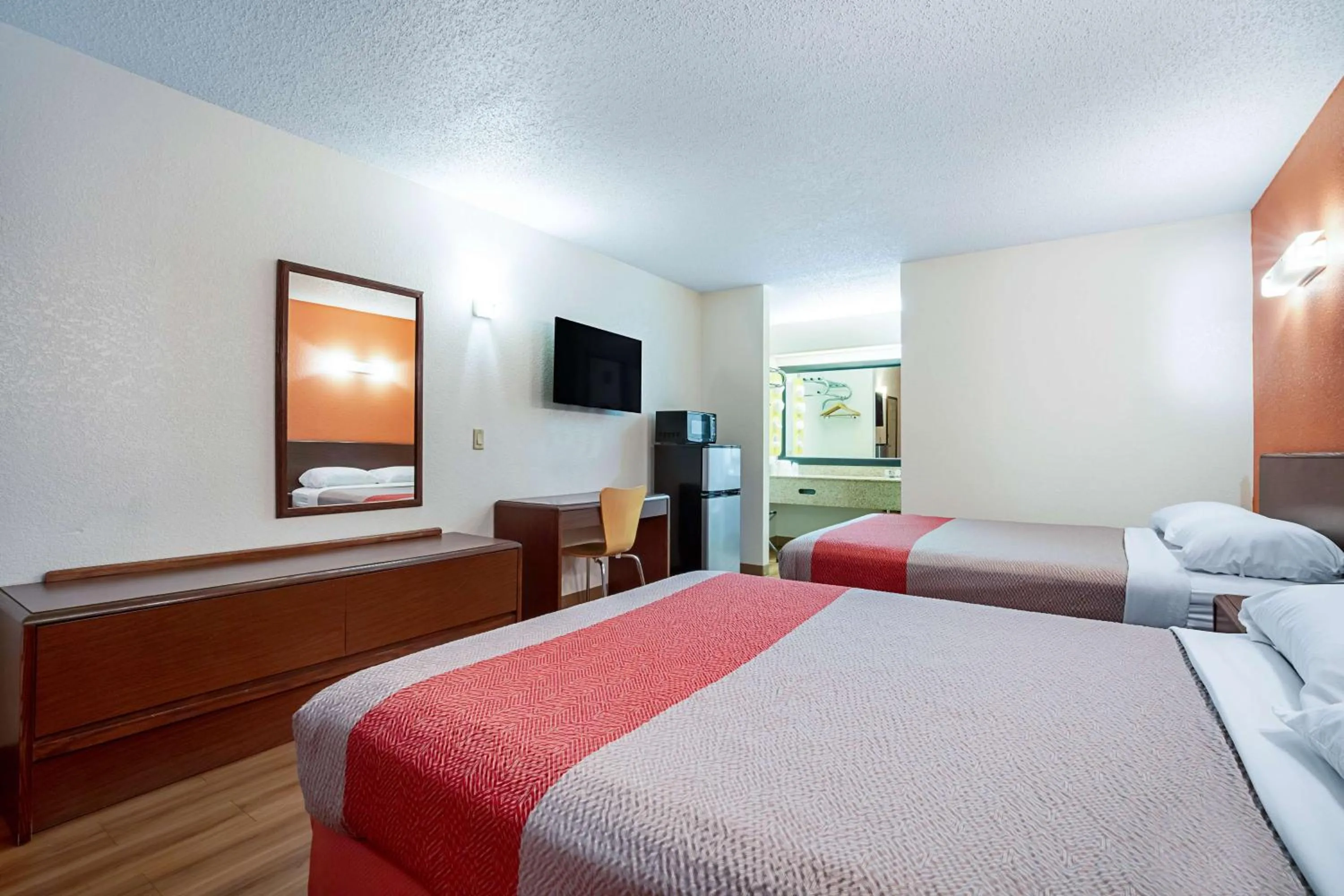 Photo of the whole room, Bed in Motel 6-Covington, TN