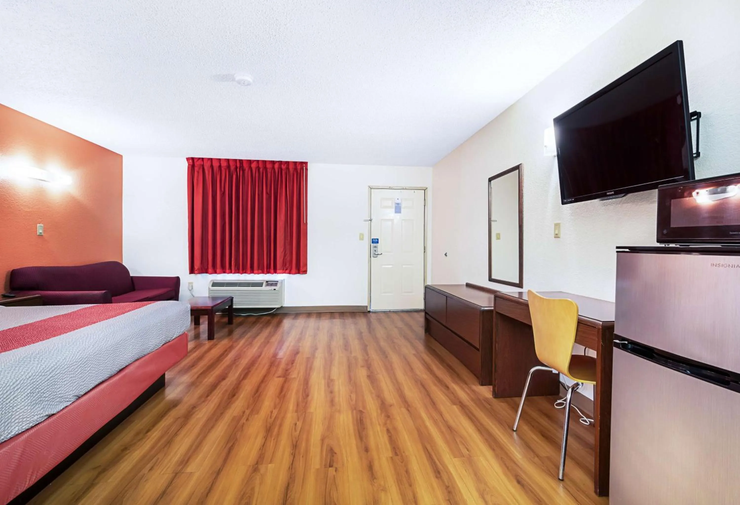 TV and multimedia, Bed in Motel 6-Covington, TN