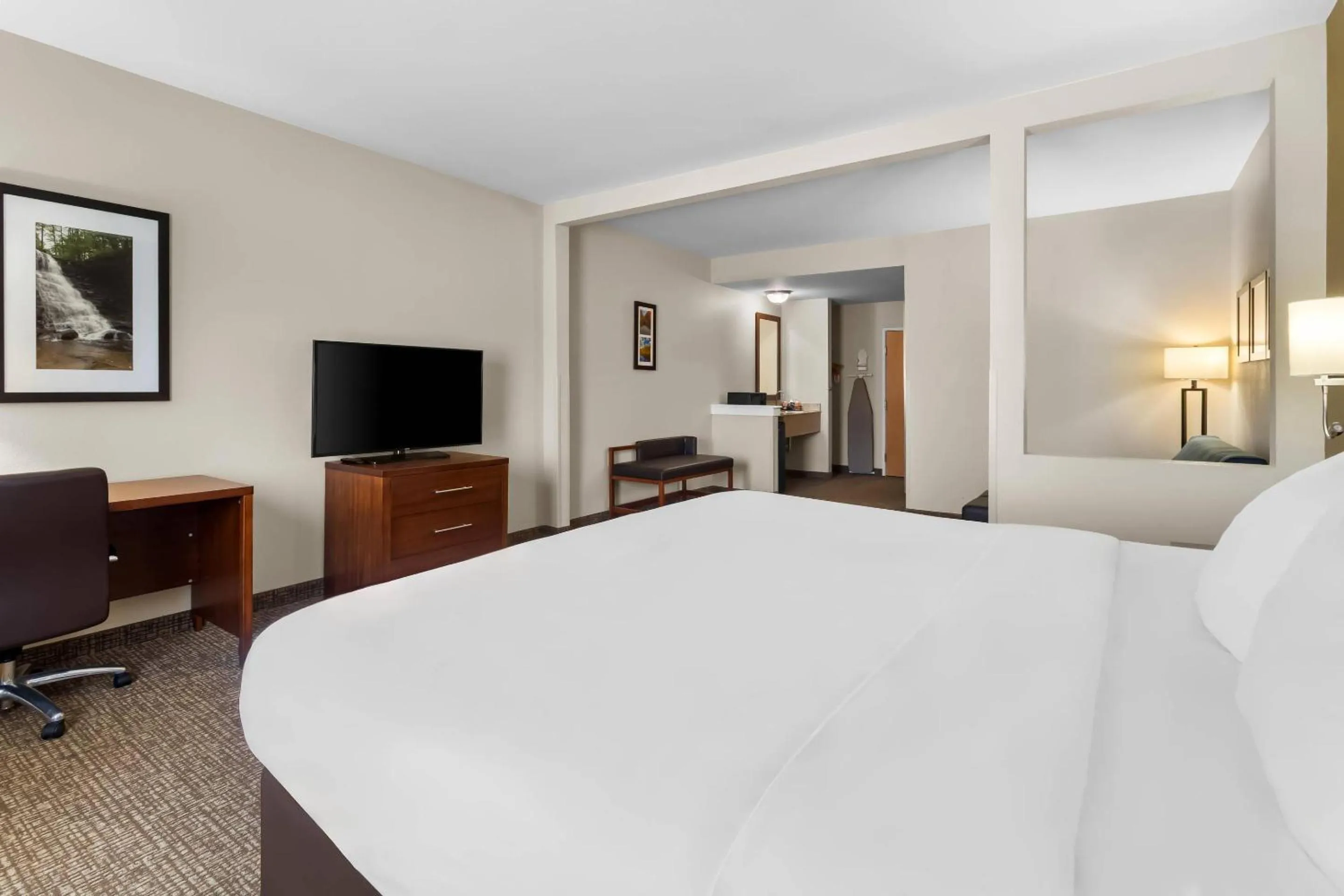 Bedroom, Bed in Comfort Suites Goodlettsville Rivergate
