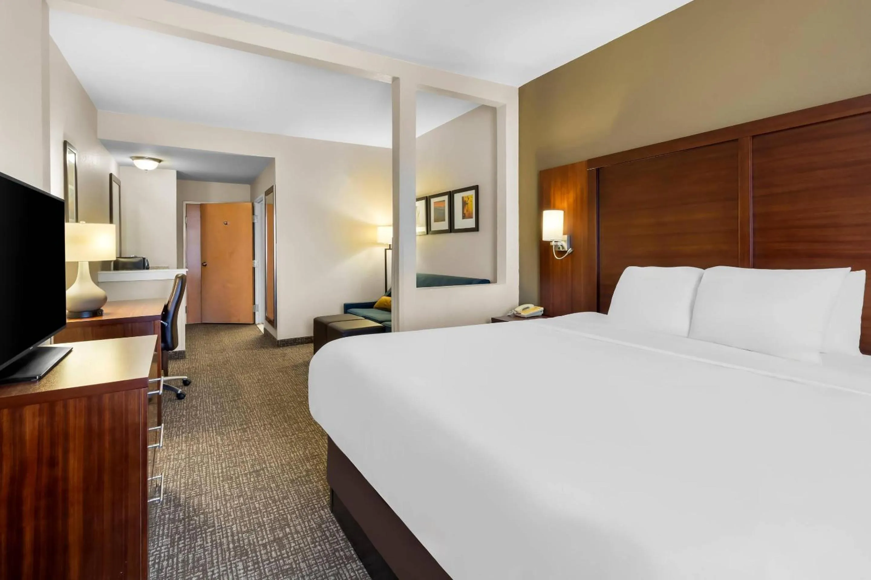 Bedroom, Bed in Comfort Suites Goodlettsville Rivergate