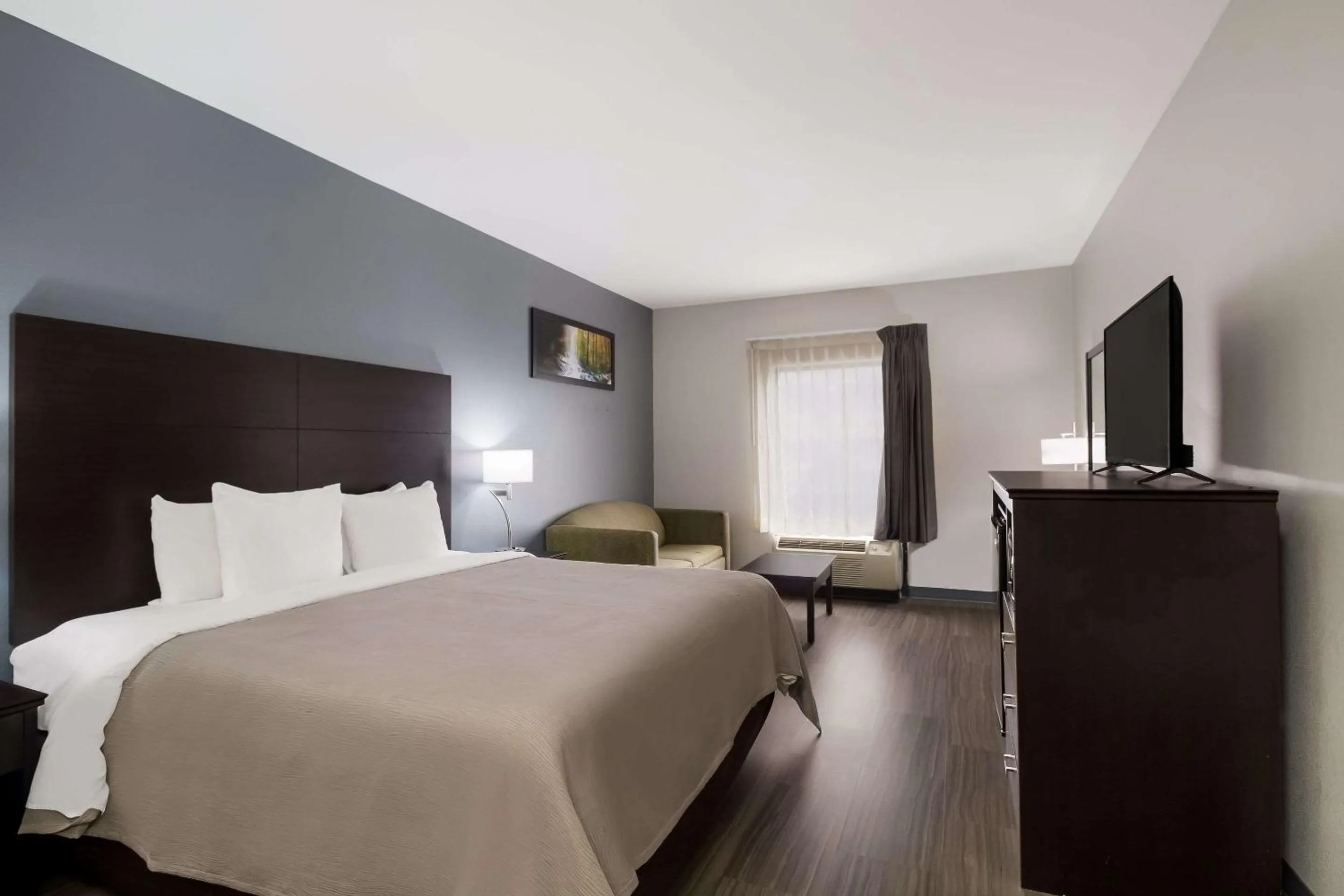 Bedroom in Quality Inn Columbia I-65