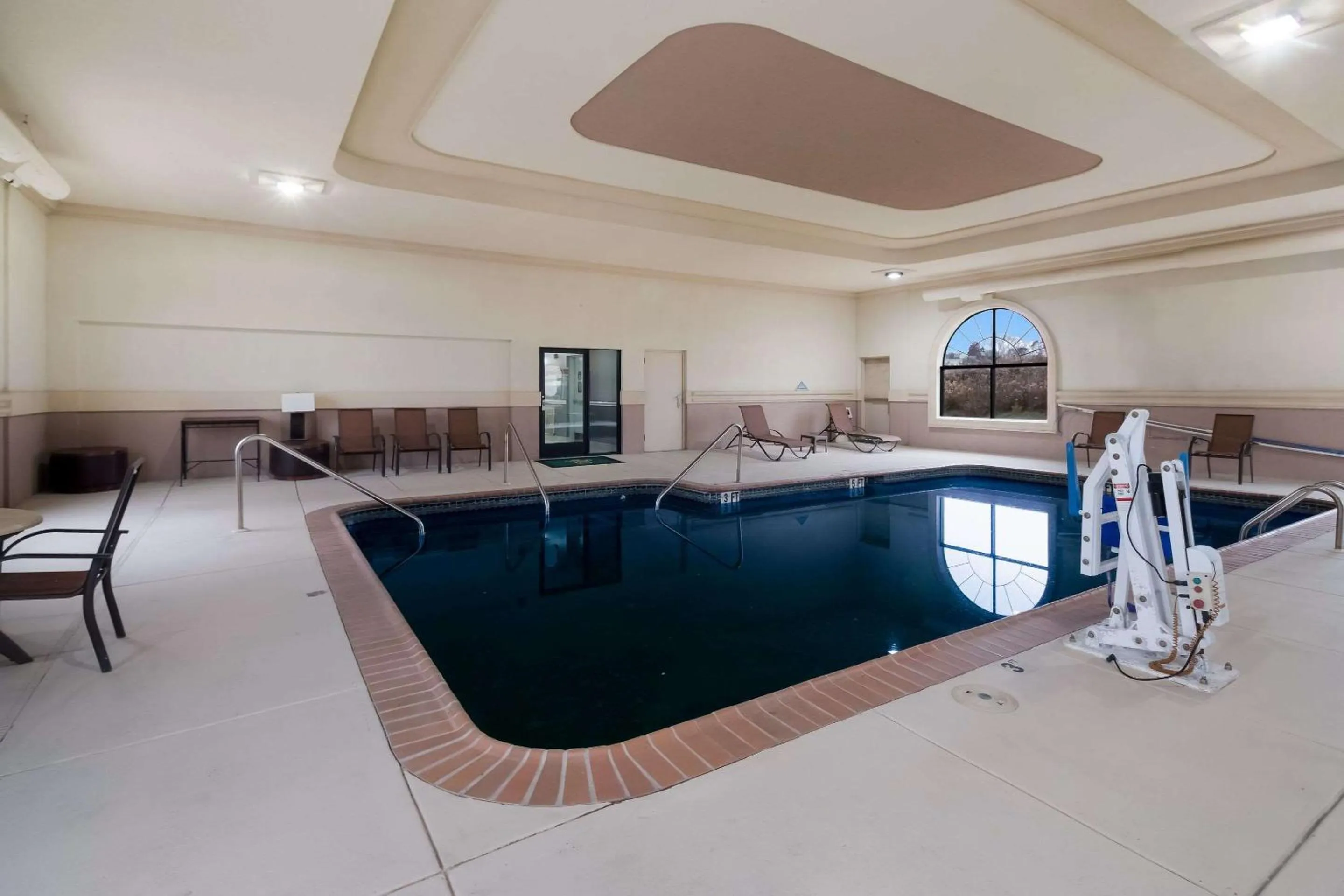 Swimming pool in Quality Inn Columbia I-65