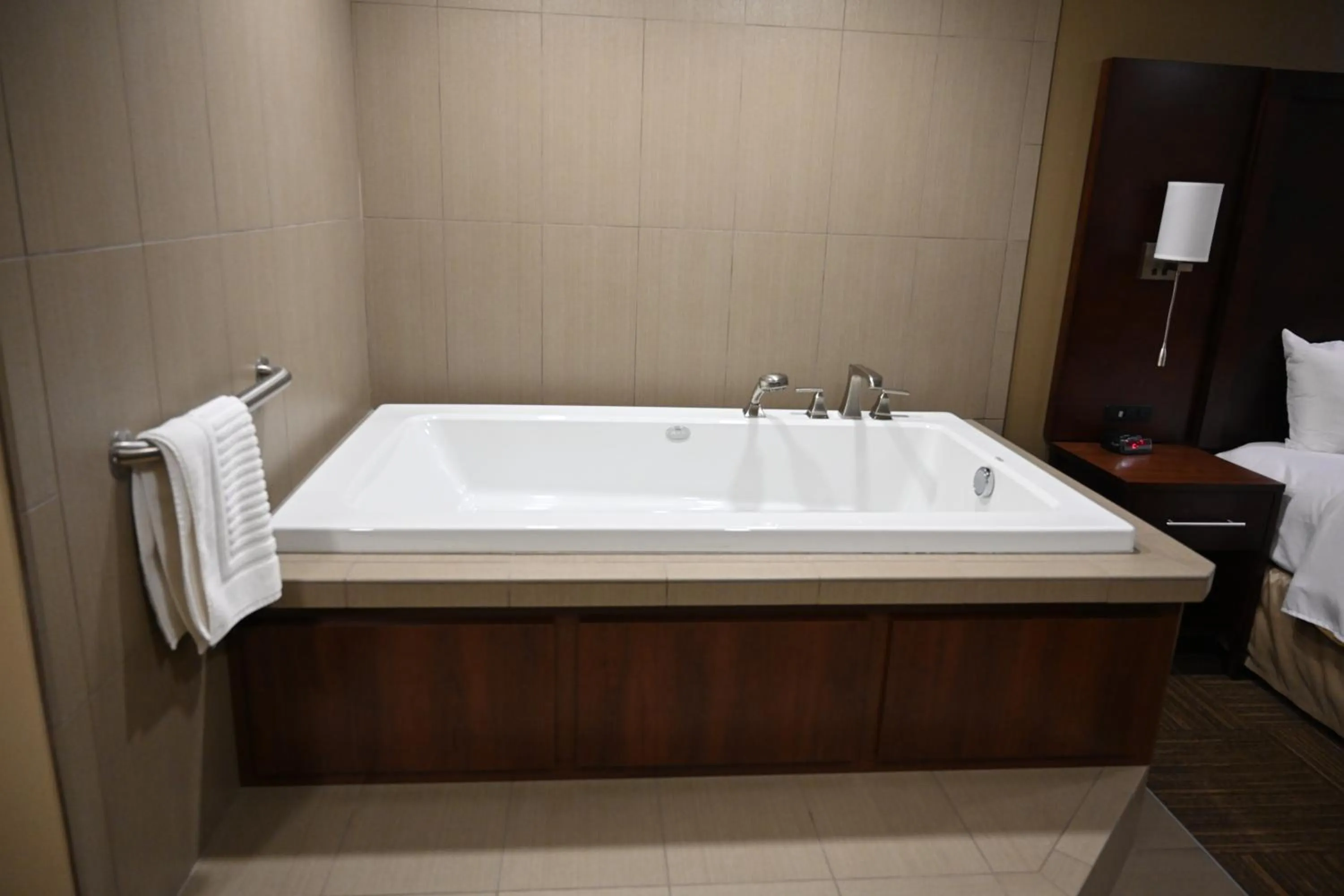 Hot Tub, Bathroom in Giles Hotel Inn and Suites