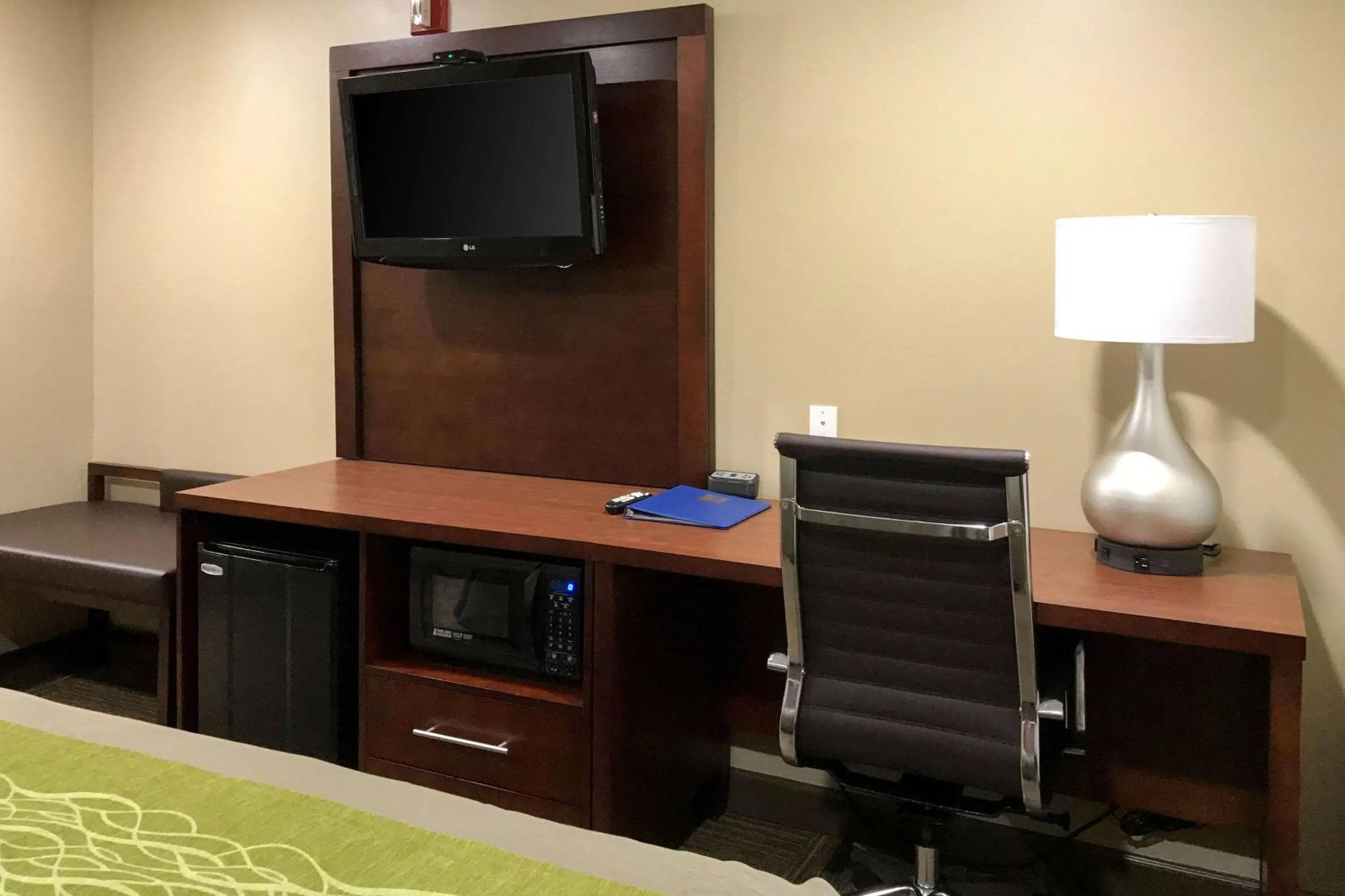 Photo of the whole room, TV/Entertainment Center in Giles Hotel Inn and Suites