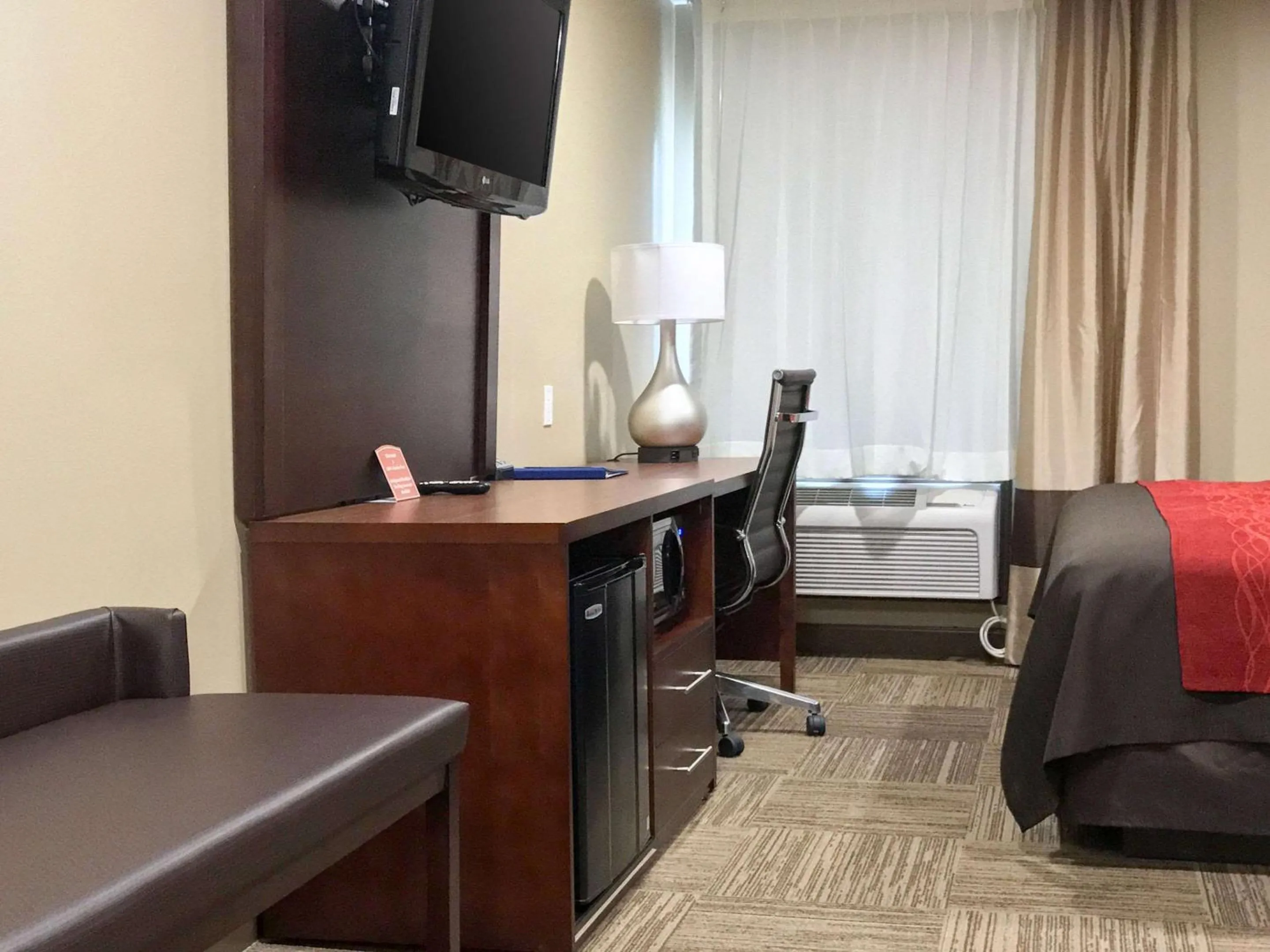 Photo of the whole room, TV/Entertainment Center in Giles Hotel Inn and Suites