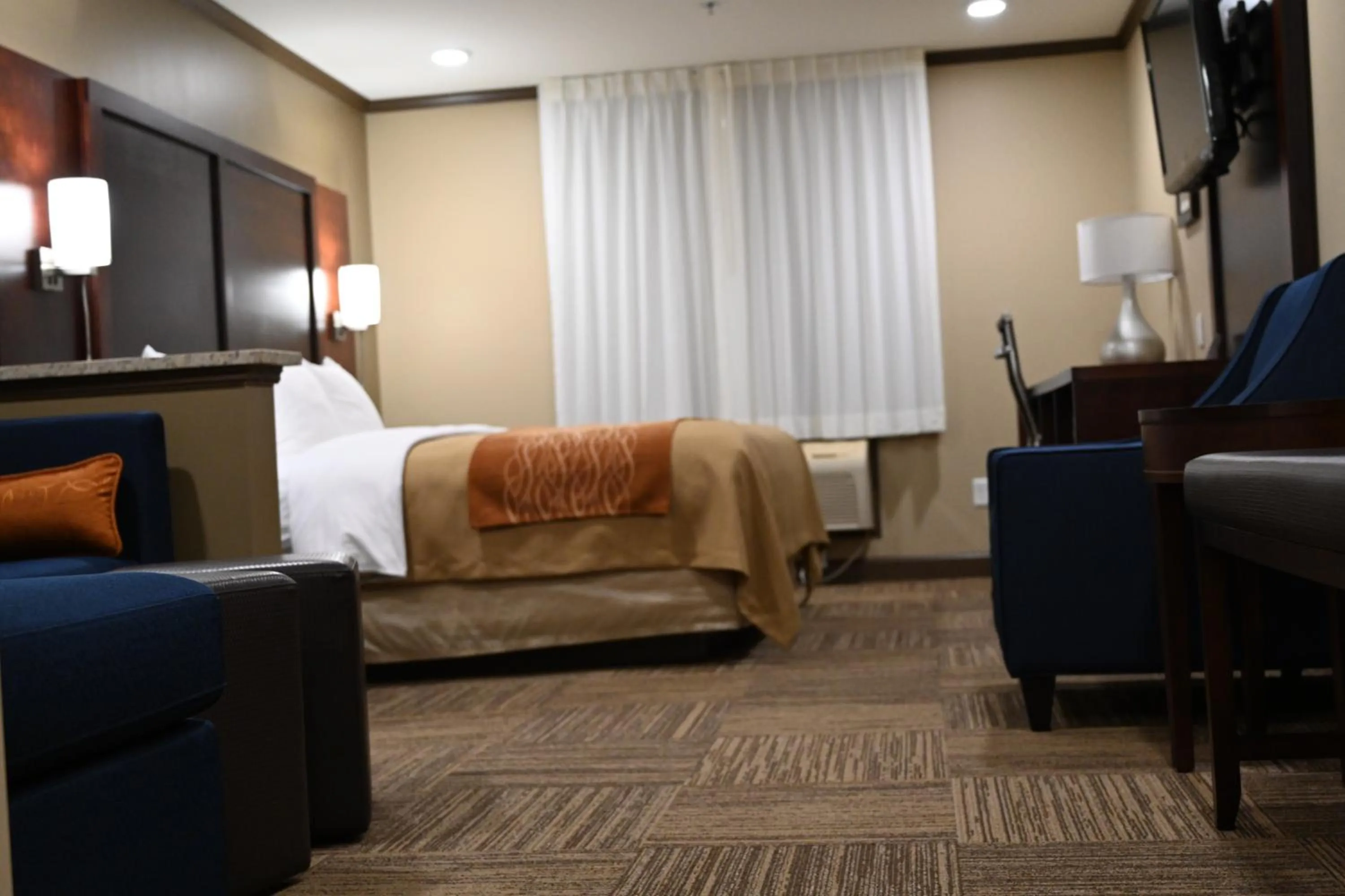 Bed, Seating Area in Giles Hotel Inn and Suites