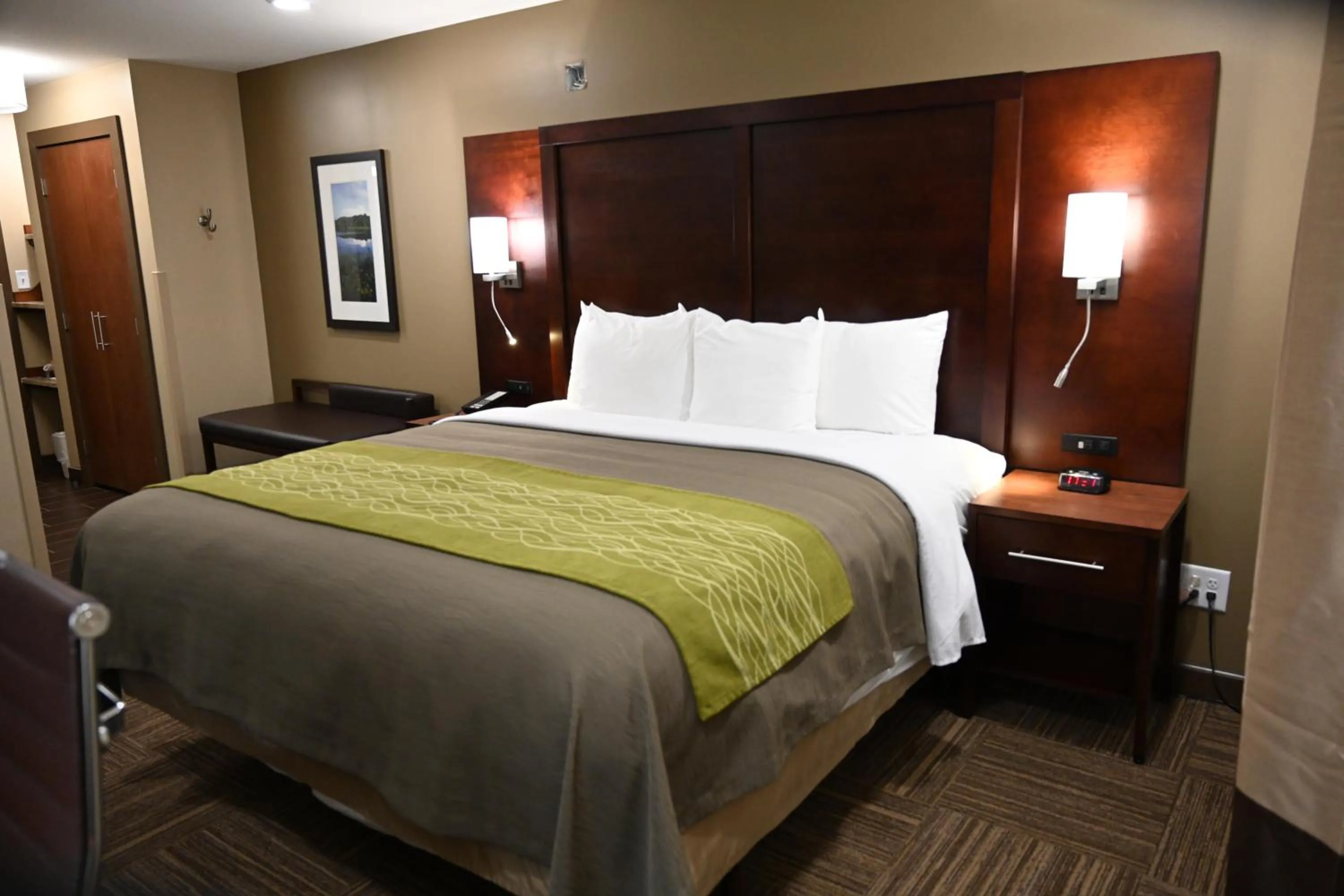 Bed in Giles Hotel Inn and Suites