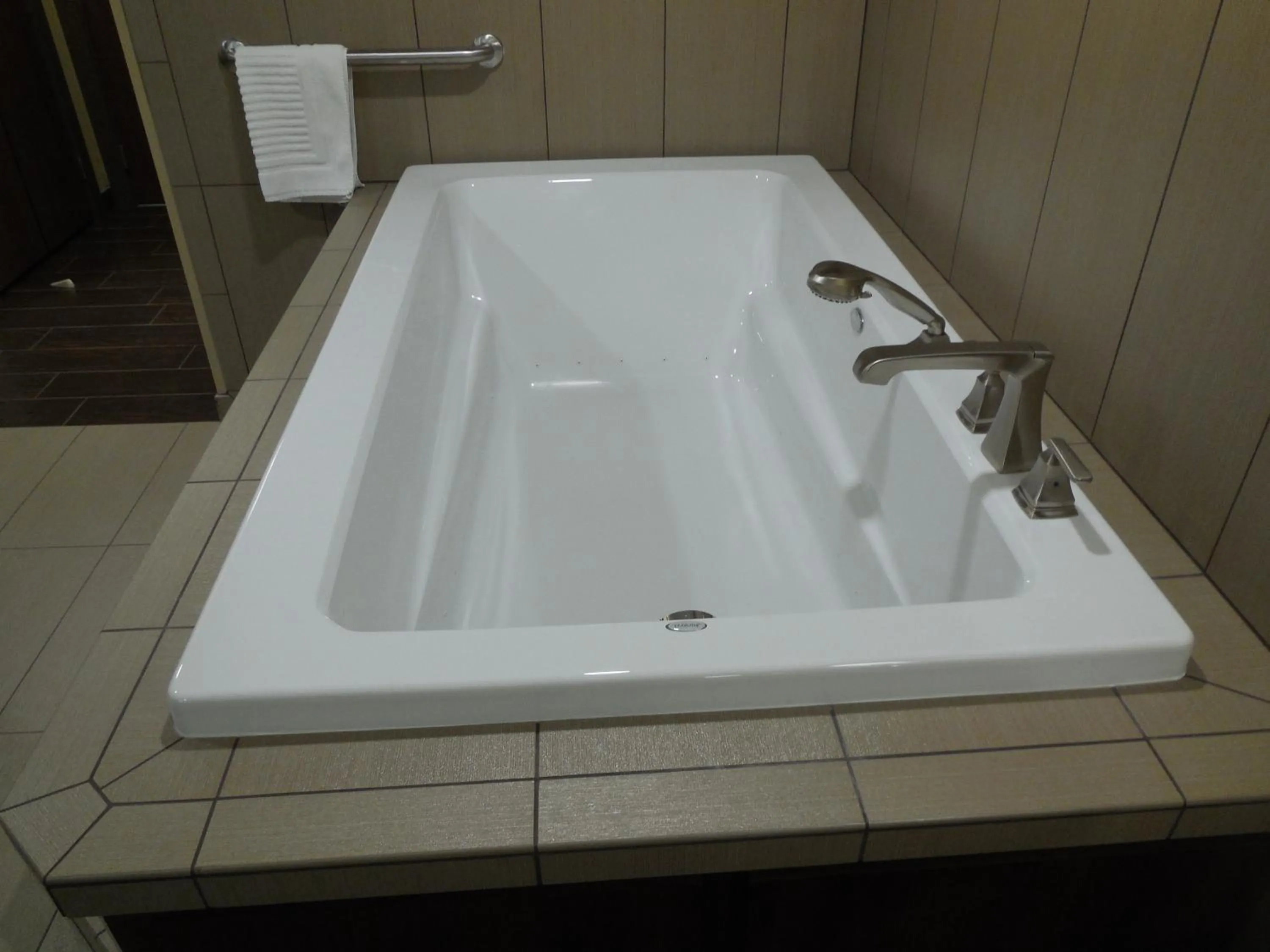 Hot Tub, Bathroom in Giles Hotel Inn and Suites