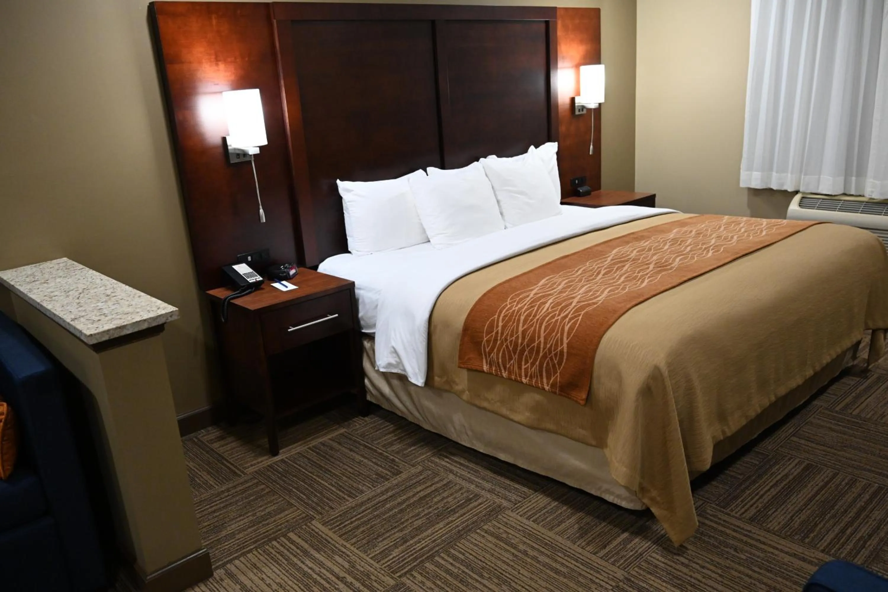 Bed in Giles Hotel Inn and Suites