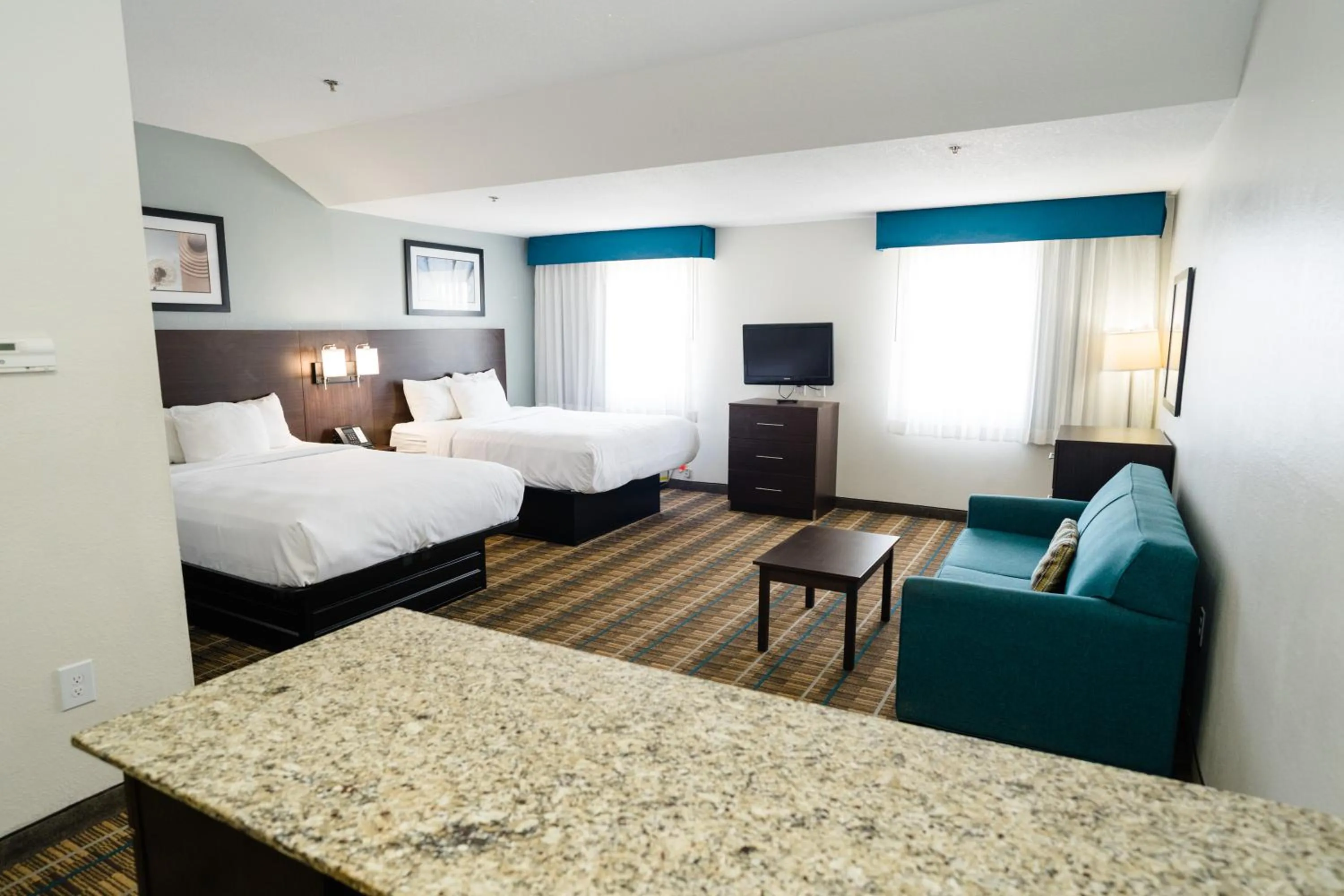Living room, Bed in MainStay Suites Knoxville Airport