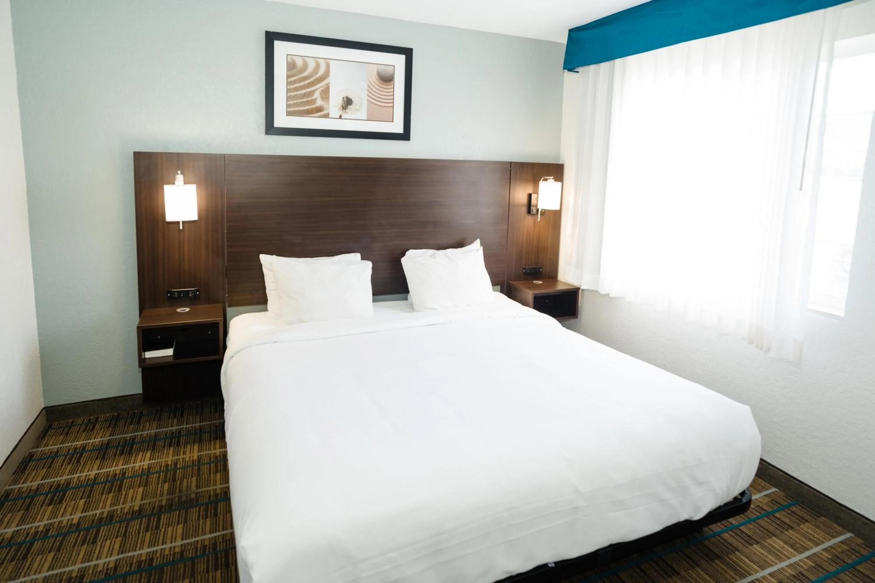 Bed in MainStay Suites Knoxville Airport