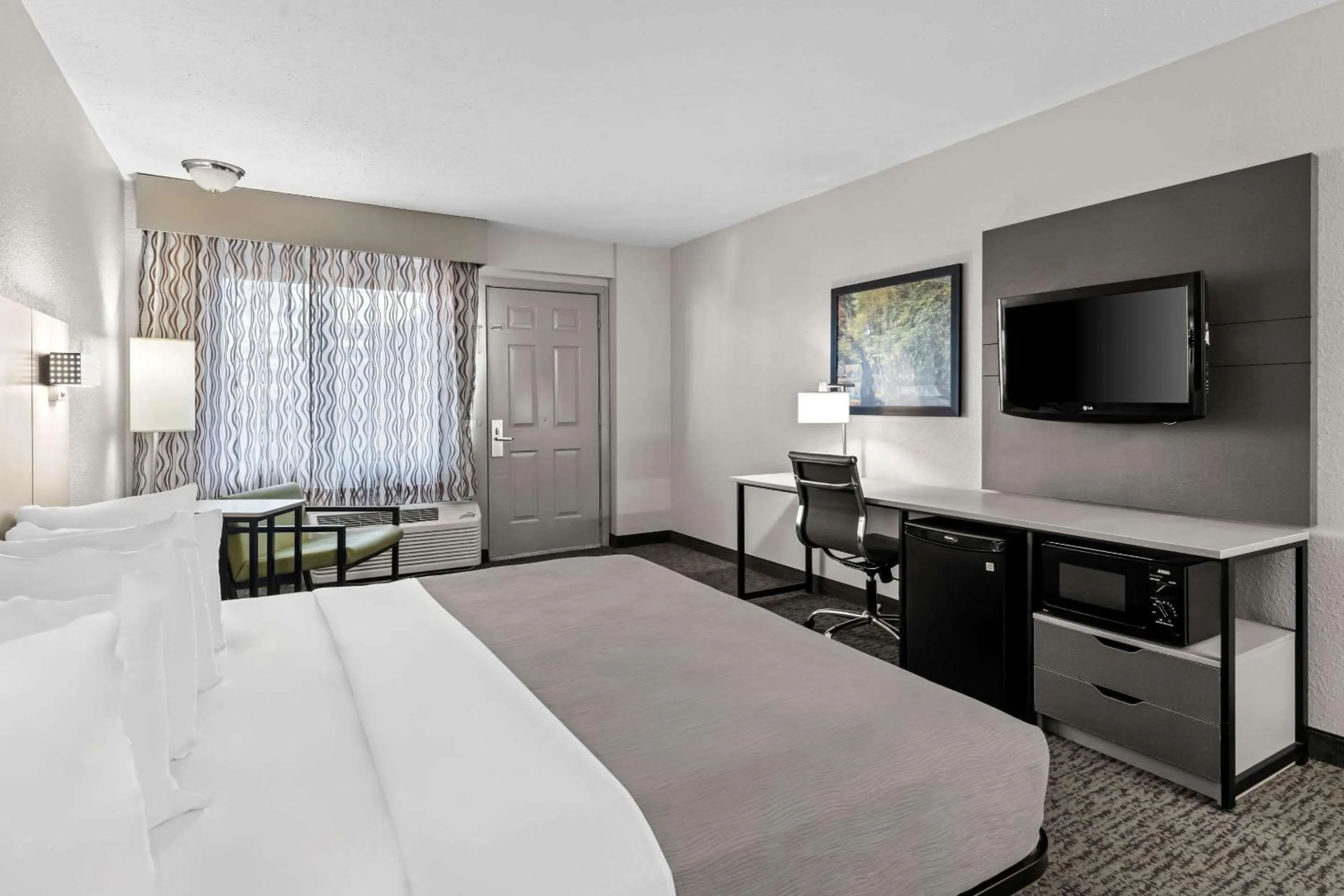 Bedroom, Bed in Quality Inn & Suites at Dollywood Lane