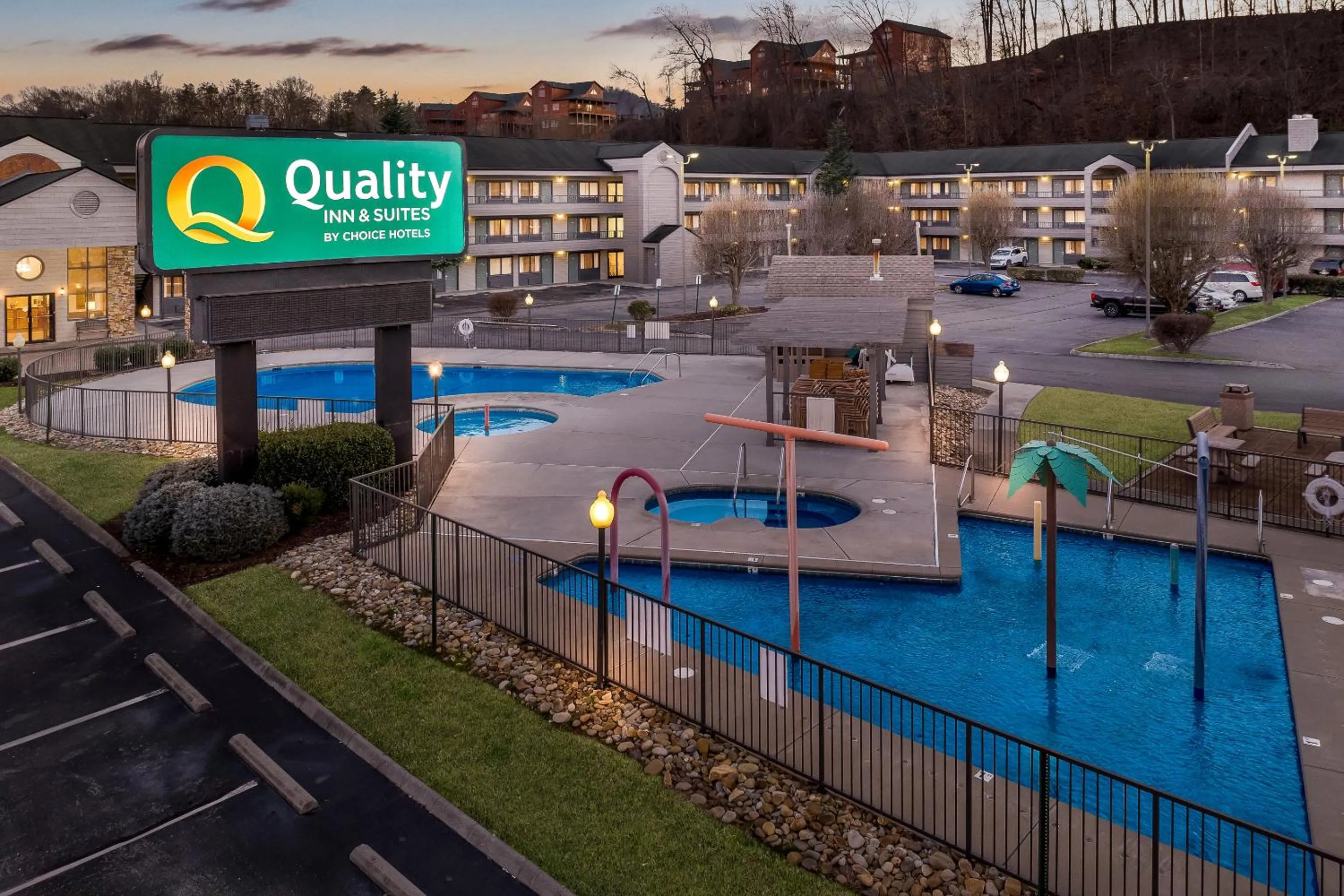 Swimming pool in Quality Inn & Suites at Dollywood Lane