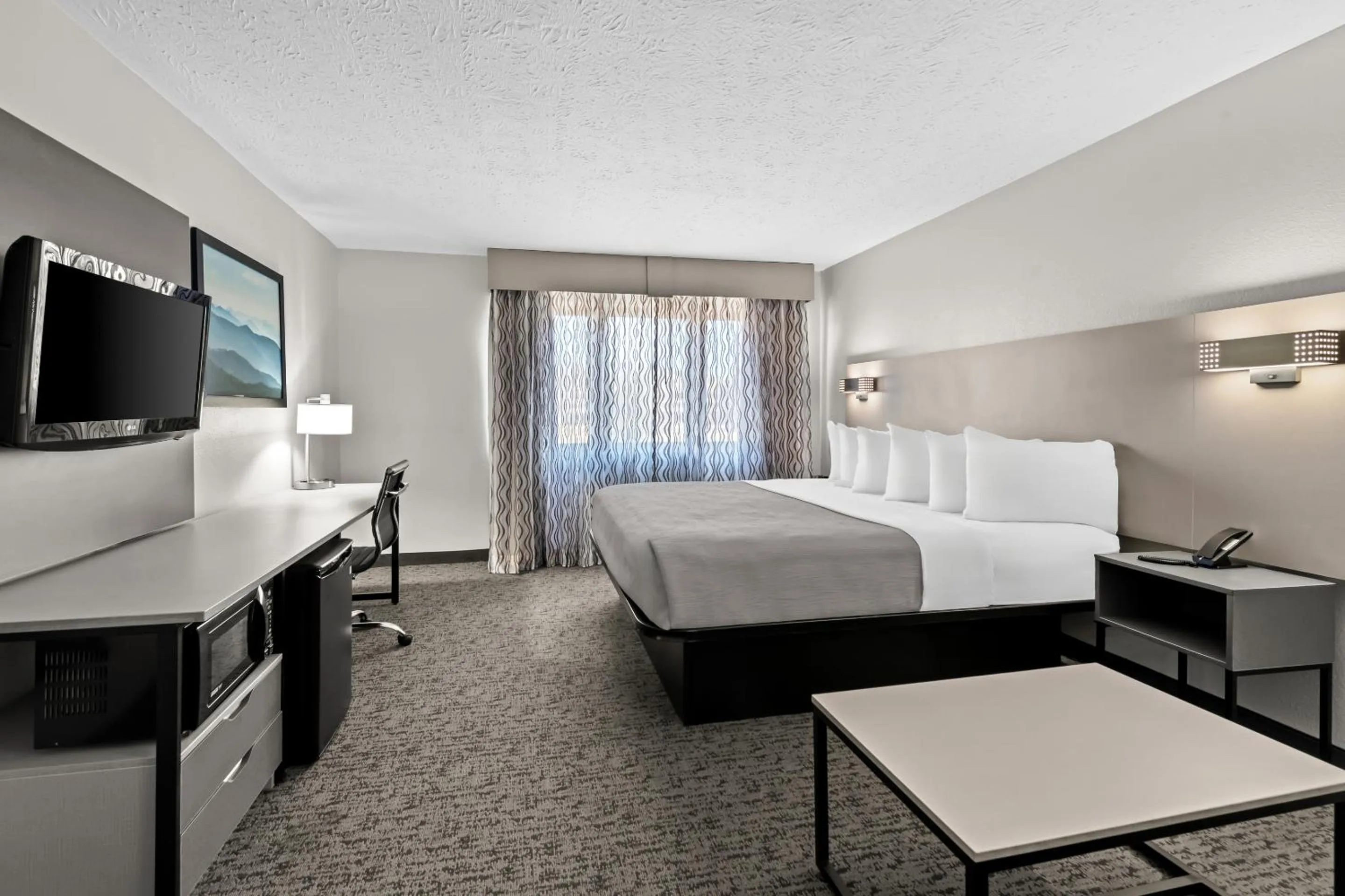Photo of the whole room, Bed in Quality Inn & Suites at Dollywood Lane