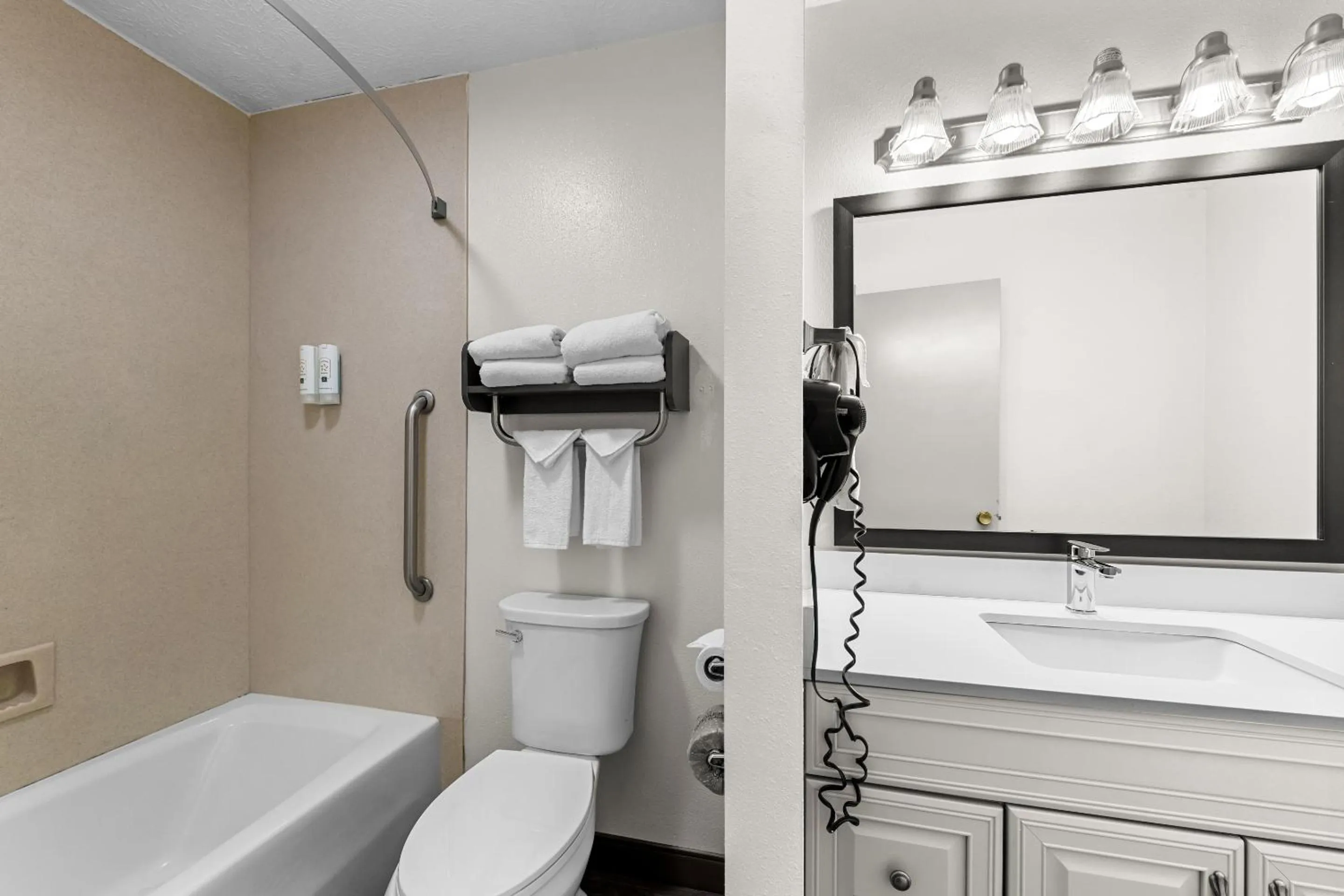 Bathroom in Quality Inn & Suites at Dollywood Lane