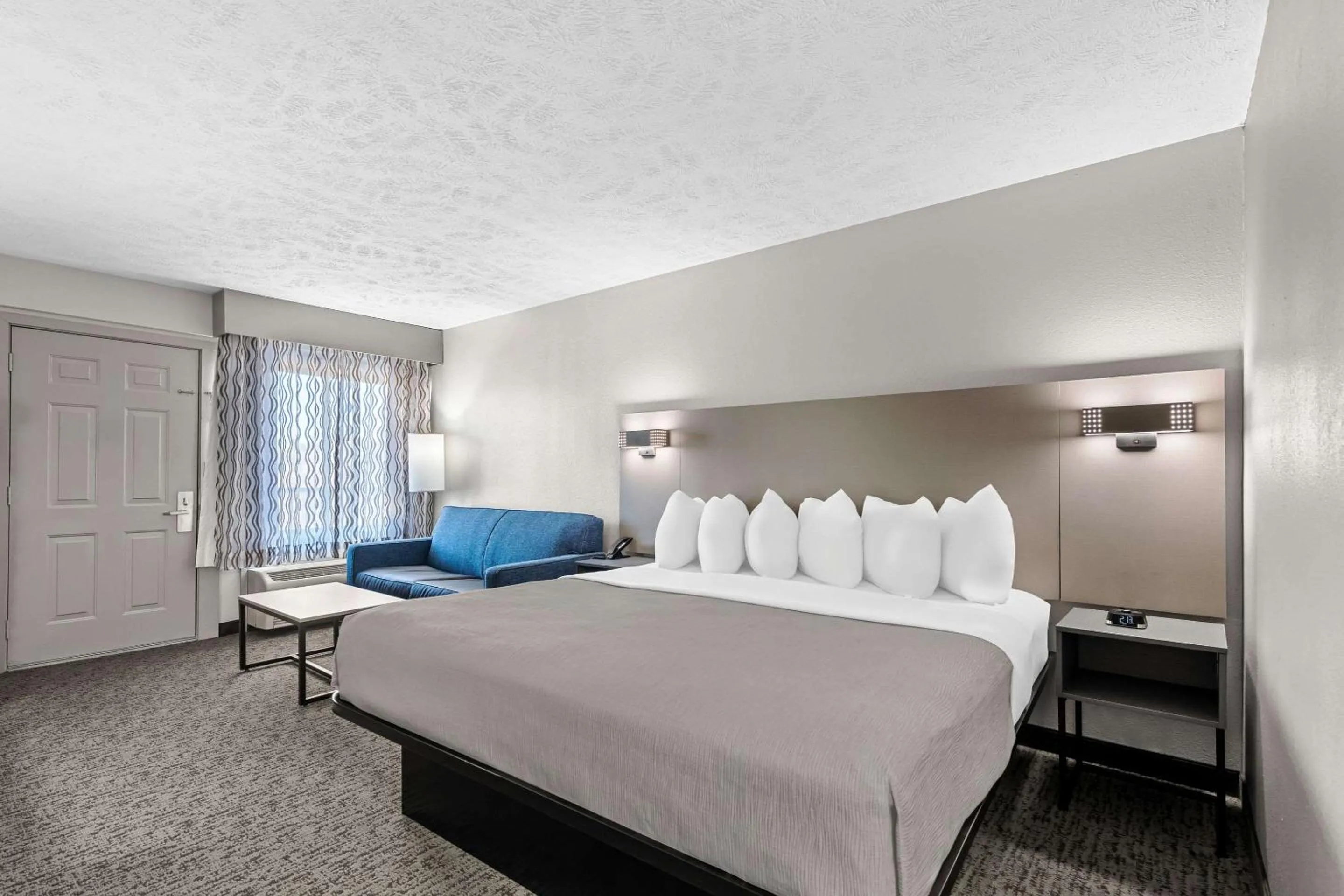 Bedroom, Bed in Quality Inn & Suites at Dollywood Lane