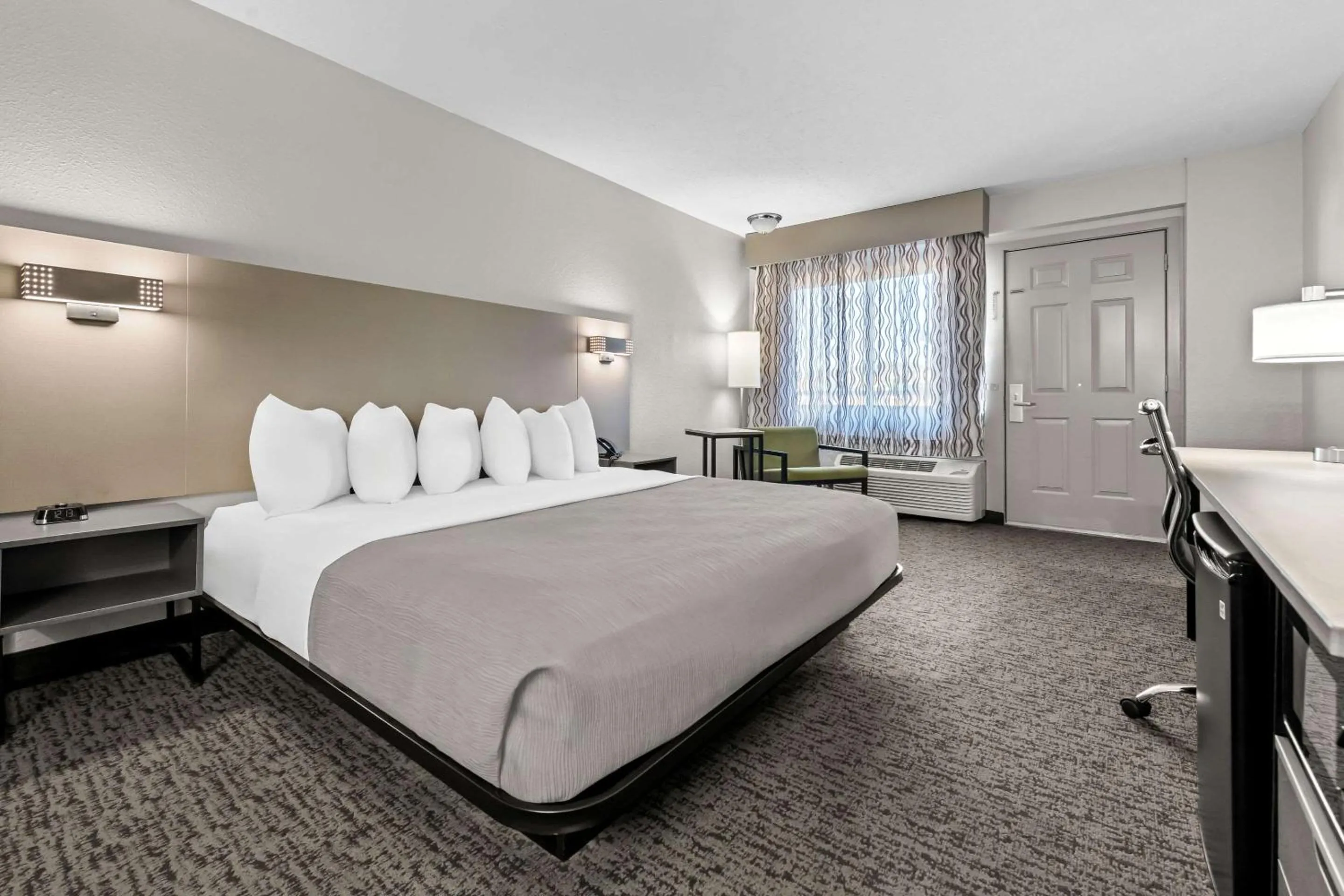 Bedroom, Bed in Quality Inn & Suites at Dollywood Lane