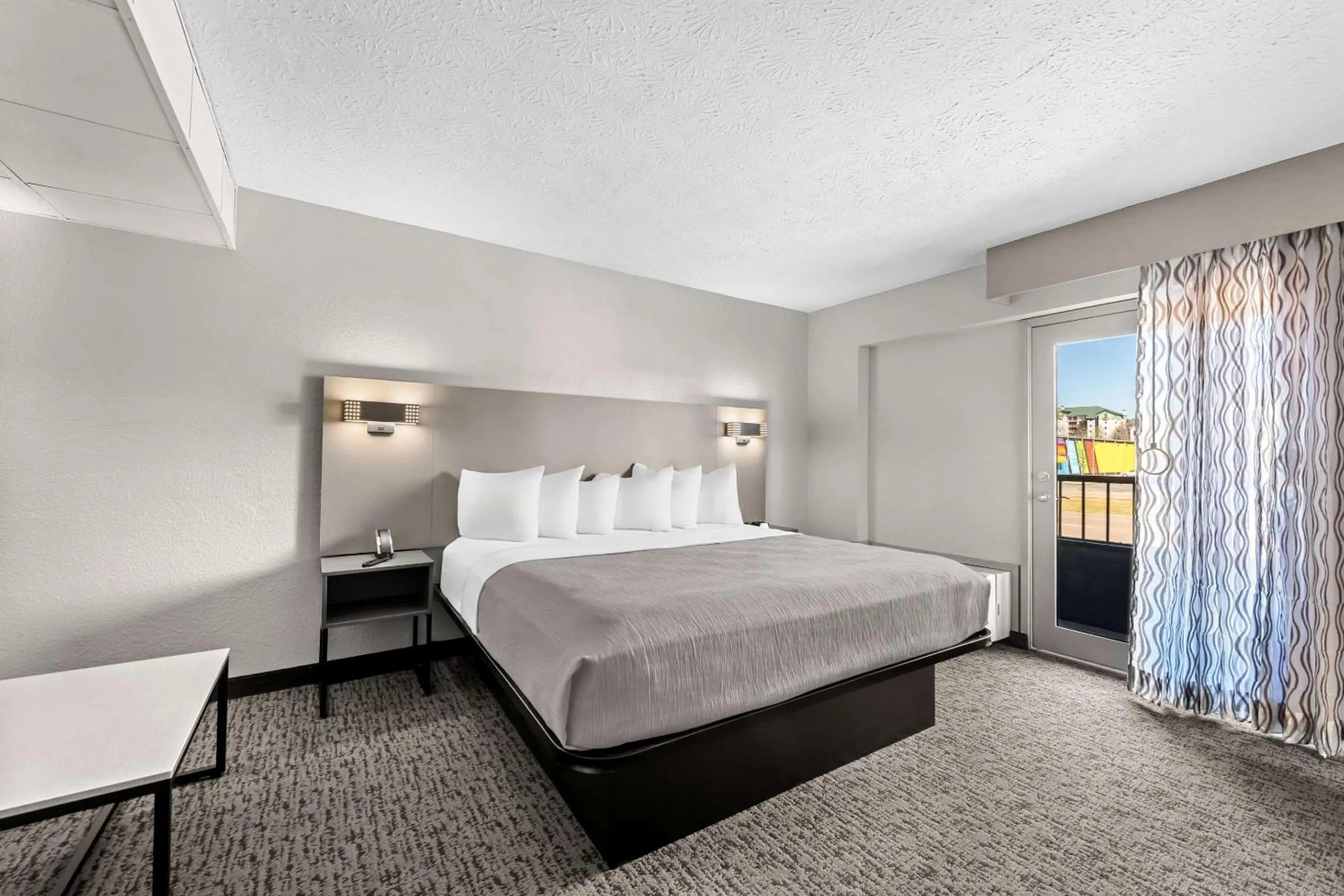 Bedroom, Bed in Quality Inn & Suites at Dollywood Lane