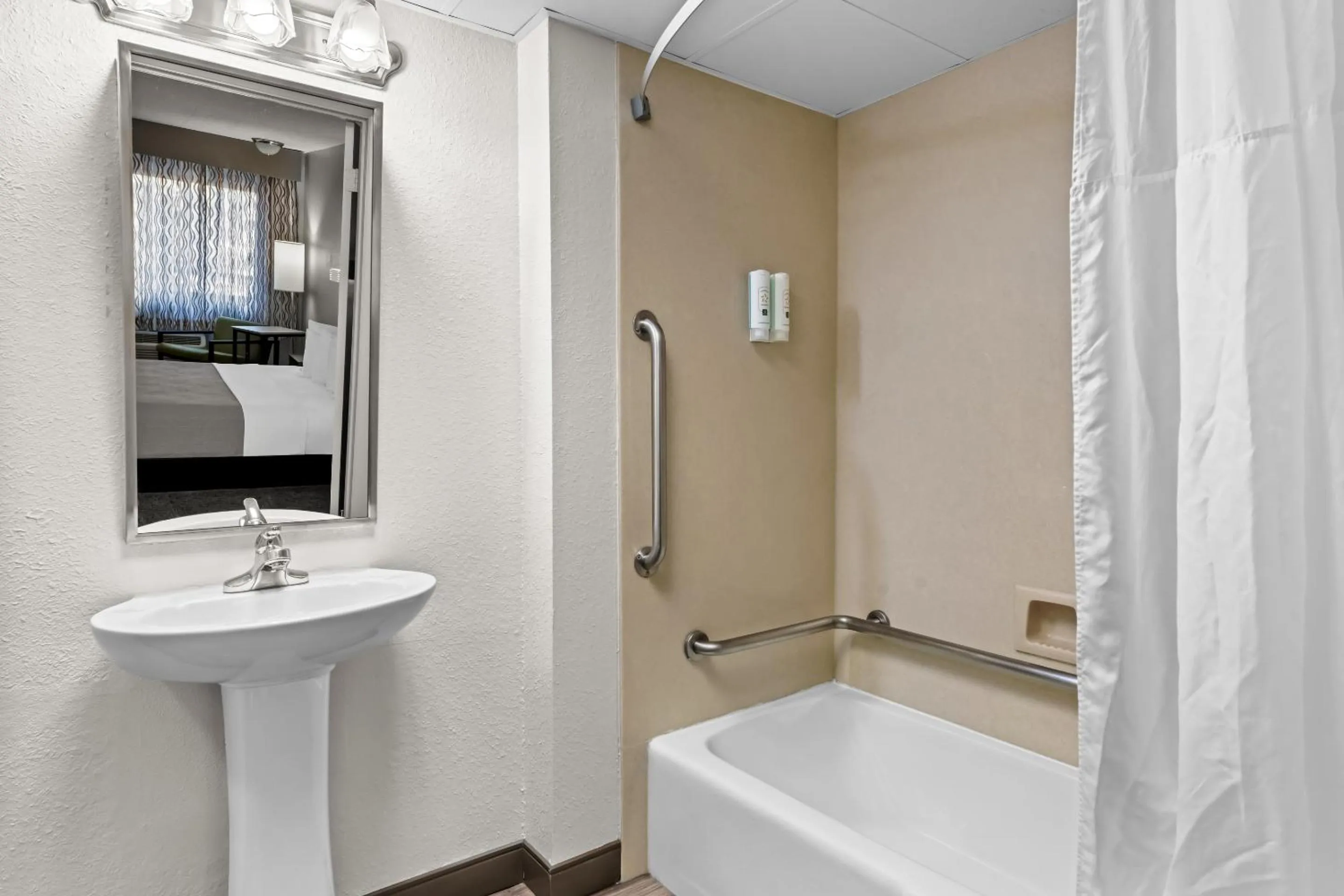 Shower in Quality Inn & Suites at Dollywood Lane