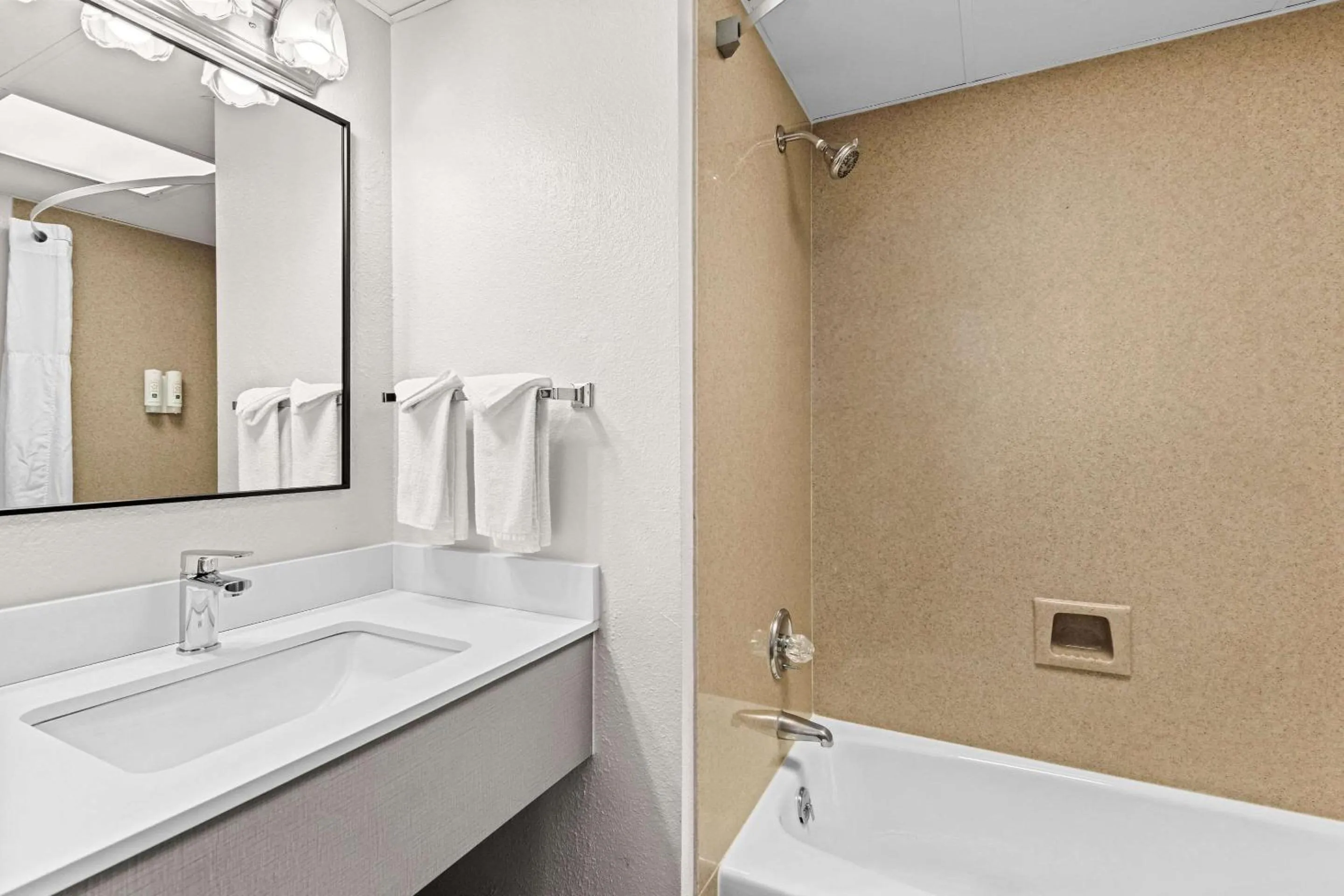 Bedroom in Quality Inn & Suites at Dollywood Lane