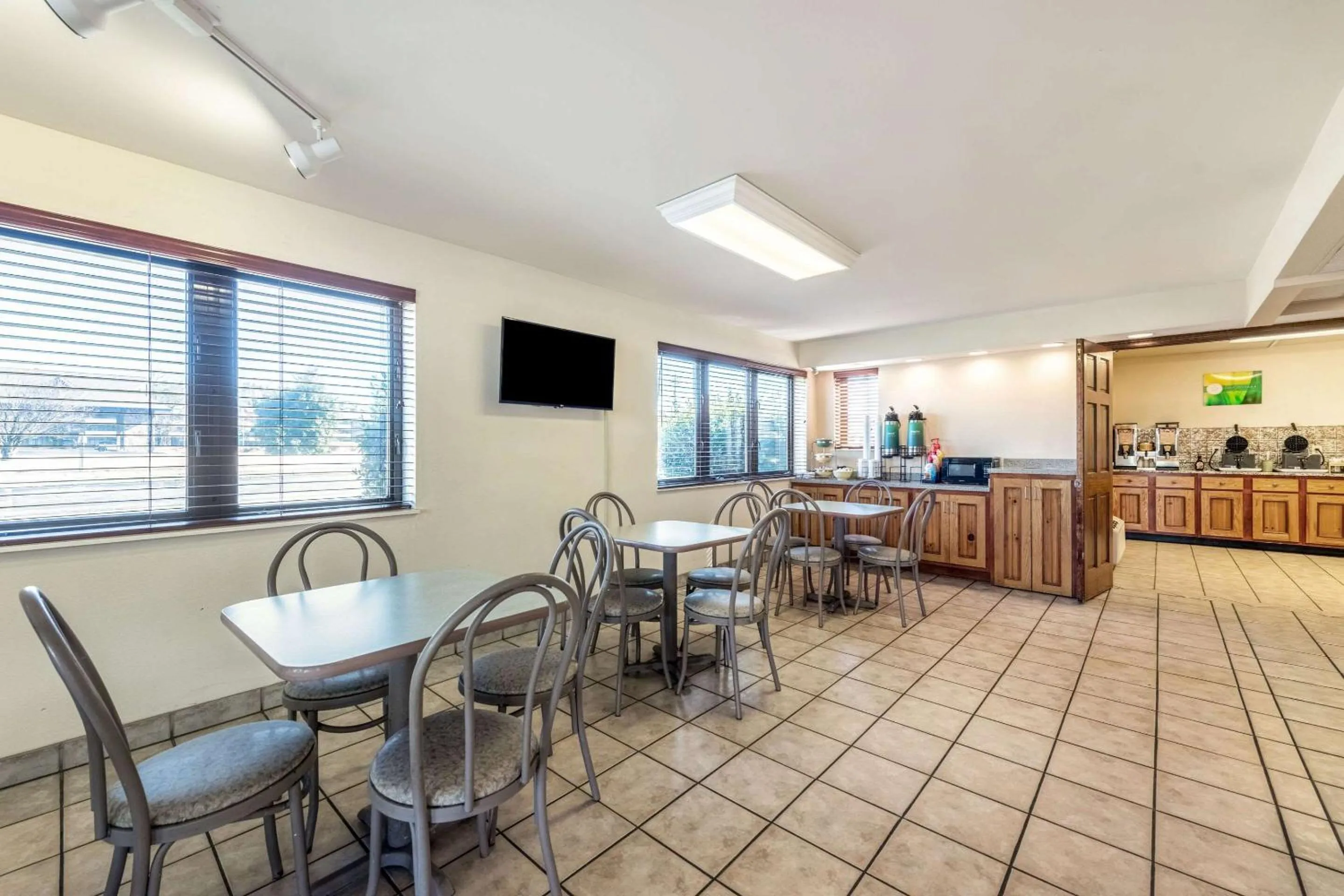 Breakfast in Quality Inn & Suites at Dollywood Lane