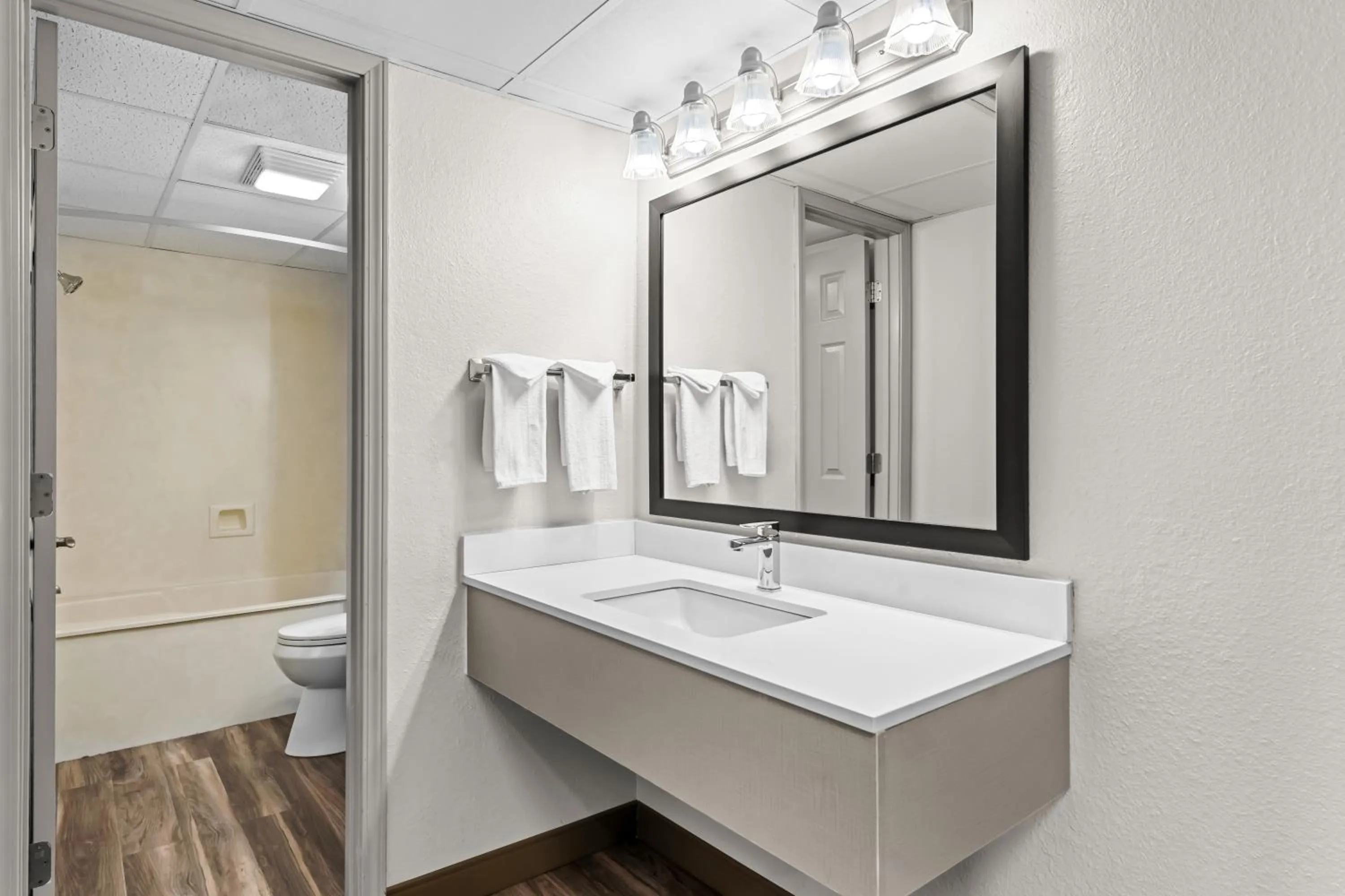 Shower in Quality Inn & Suites at Dollywood Lane