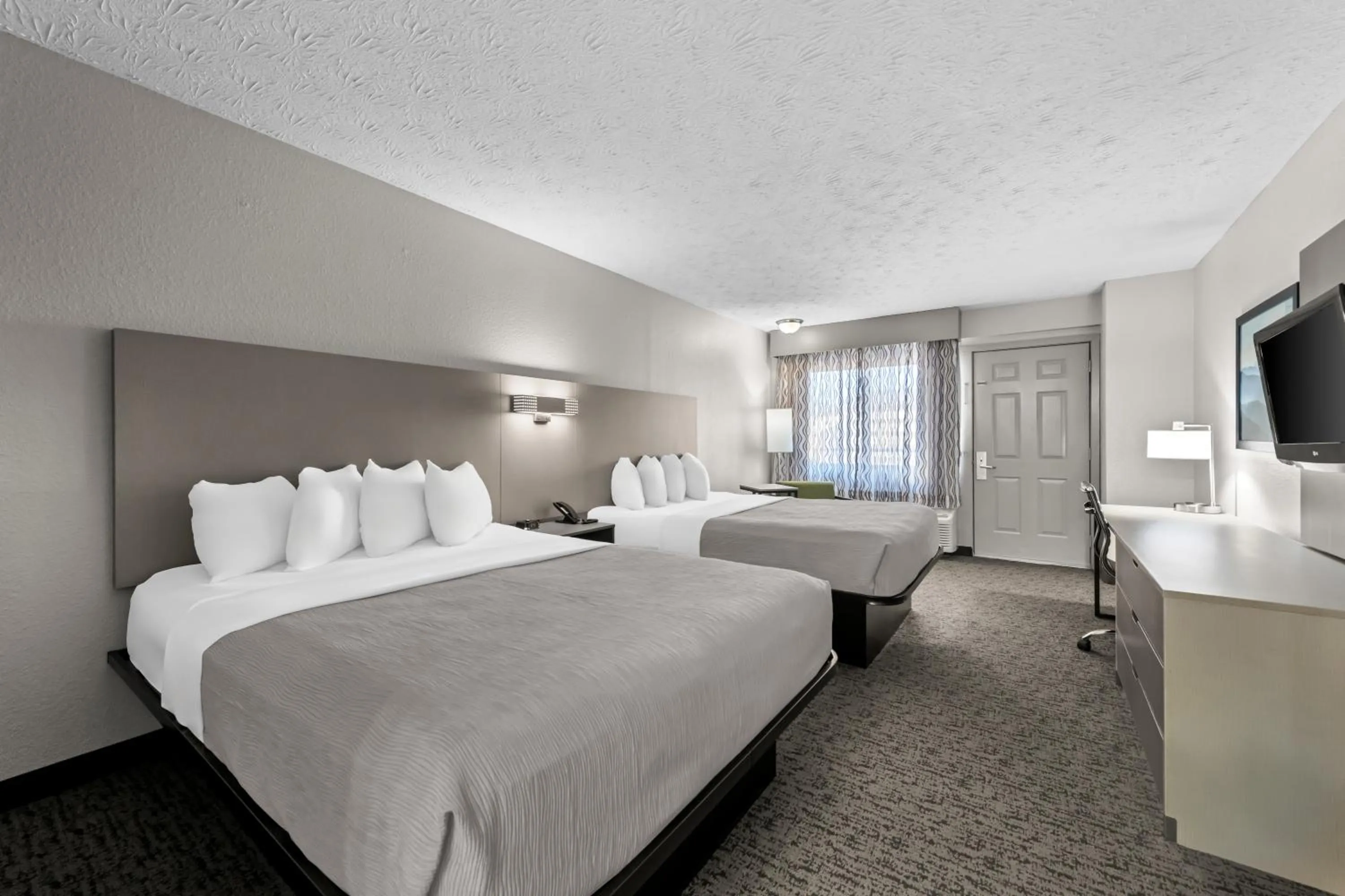 Bedroom, Bed in Quality Inn & Suites at Dollywood Lane