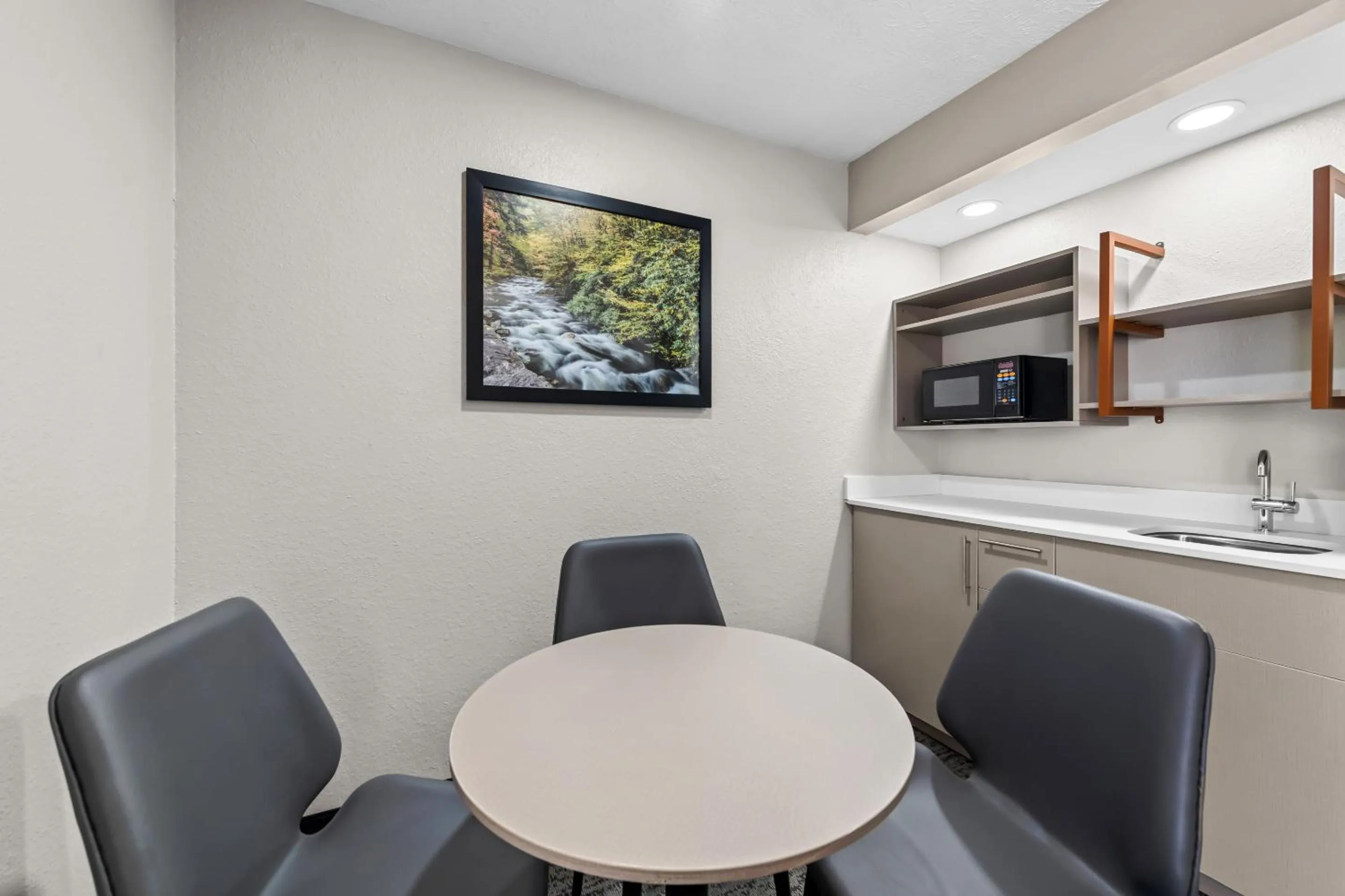 Seating area in Quality Inn & Suites at Dollywood Lane