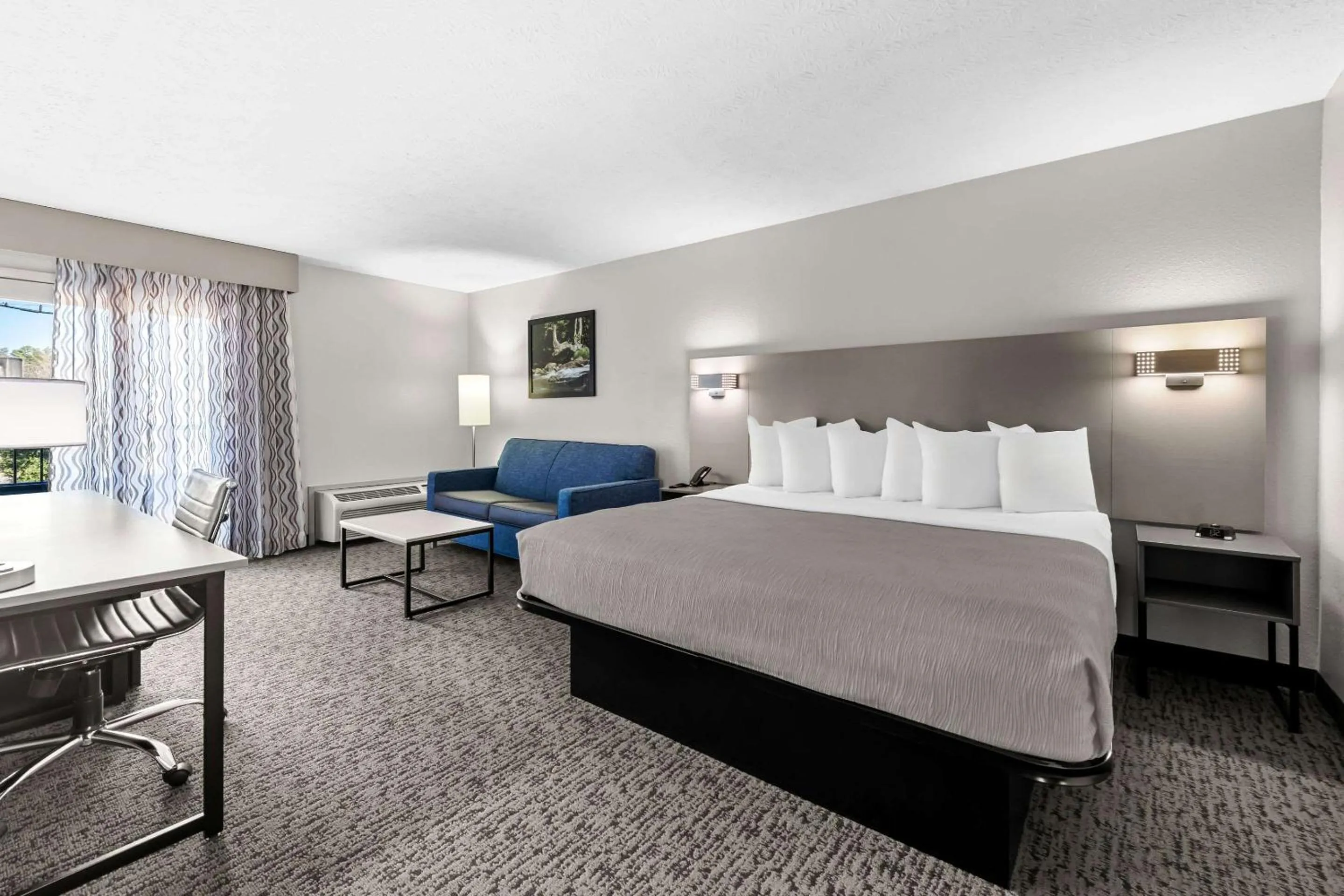 Bedroom, Bed in Quality Inn & Suites at Dollywood Lane
