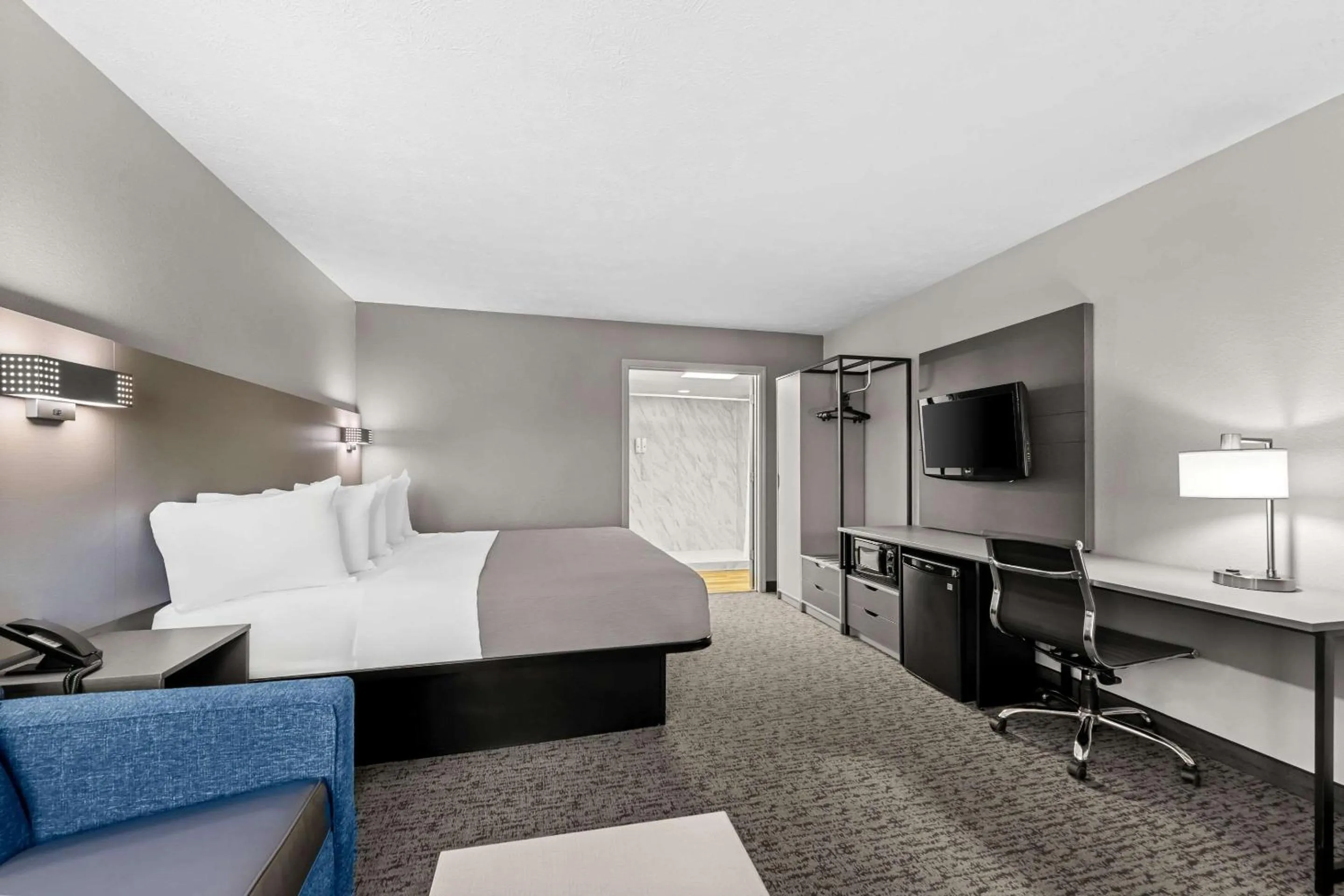 Bedroom, Bed in Quality Inn & Suites at Dollywood Lane