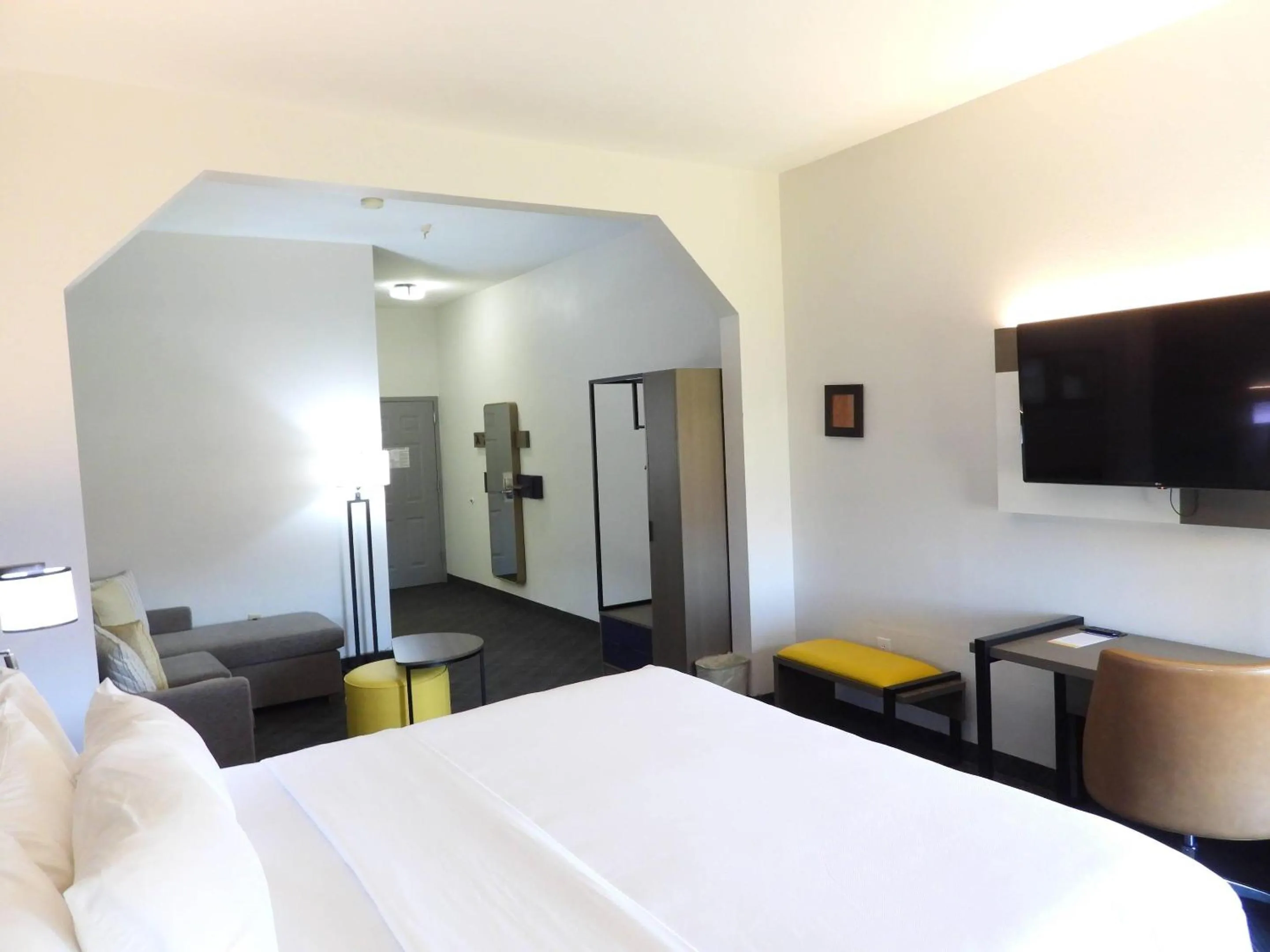 Bedroom, Bed in Comfort Suites Crossville