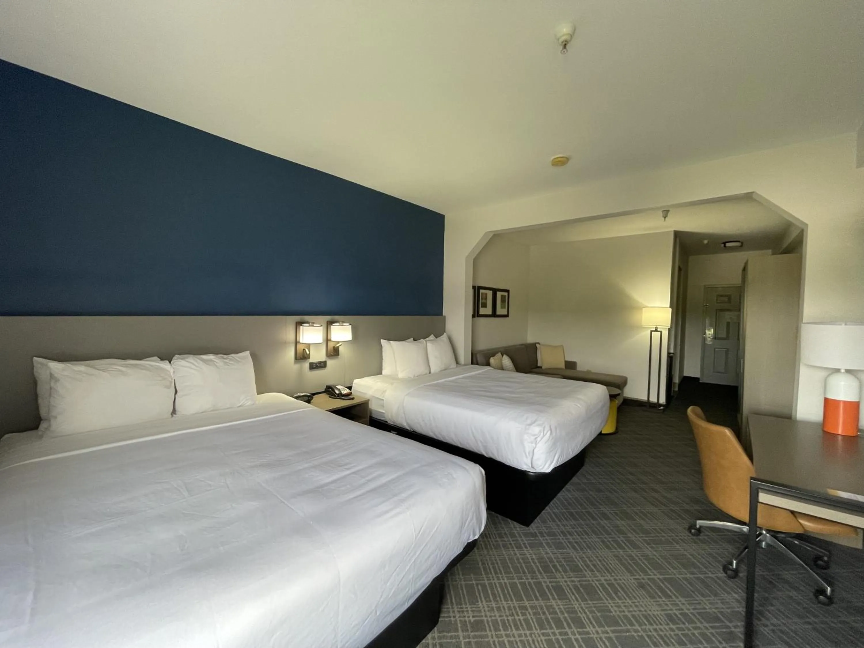 Living room, Bed in Comfort Suites Crossville