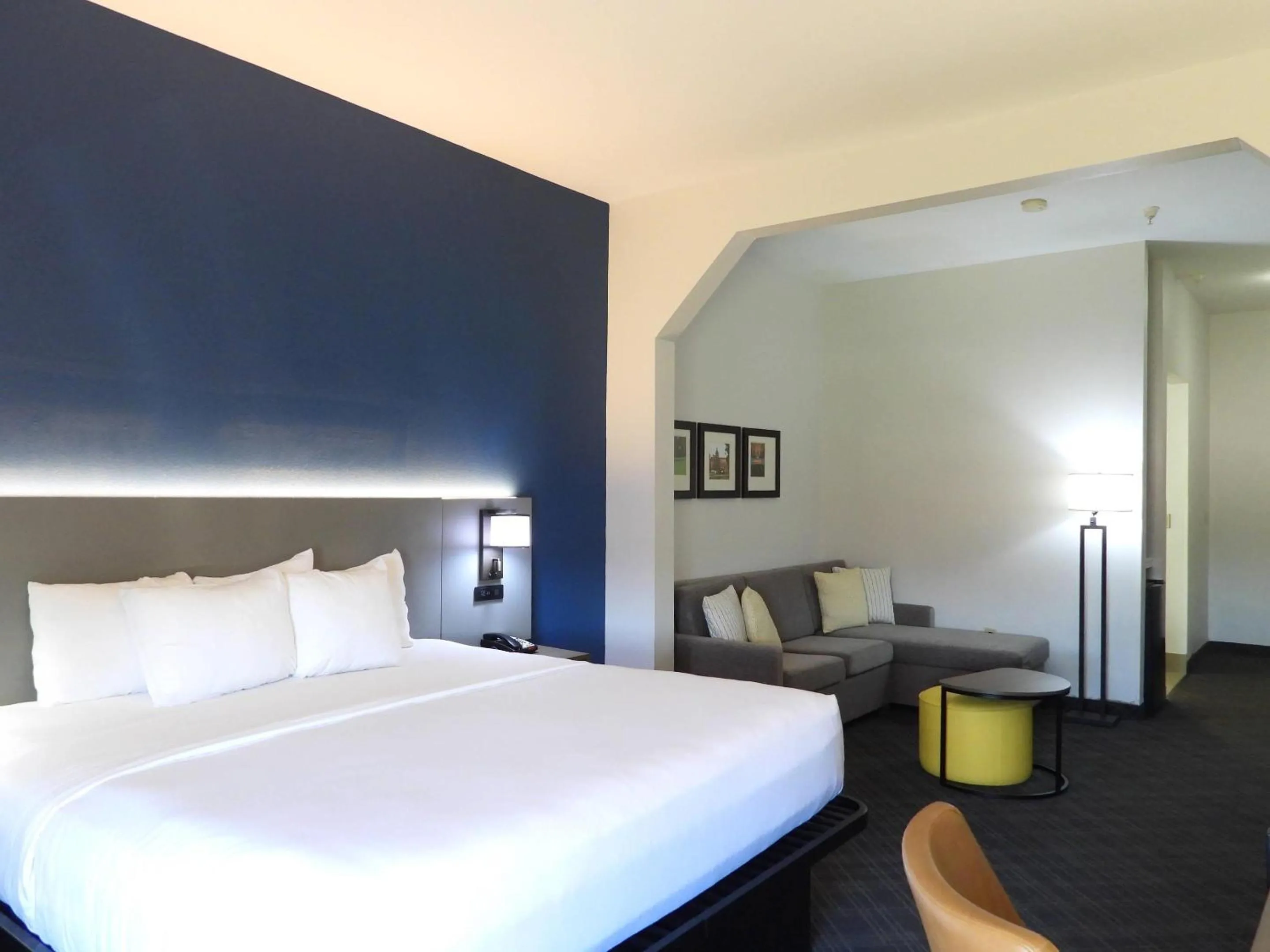 Bedroom, Bed in Comfort Suites Crossville