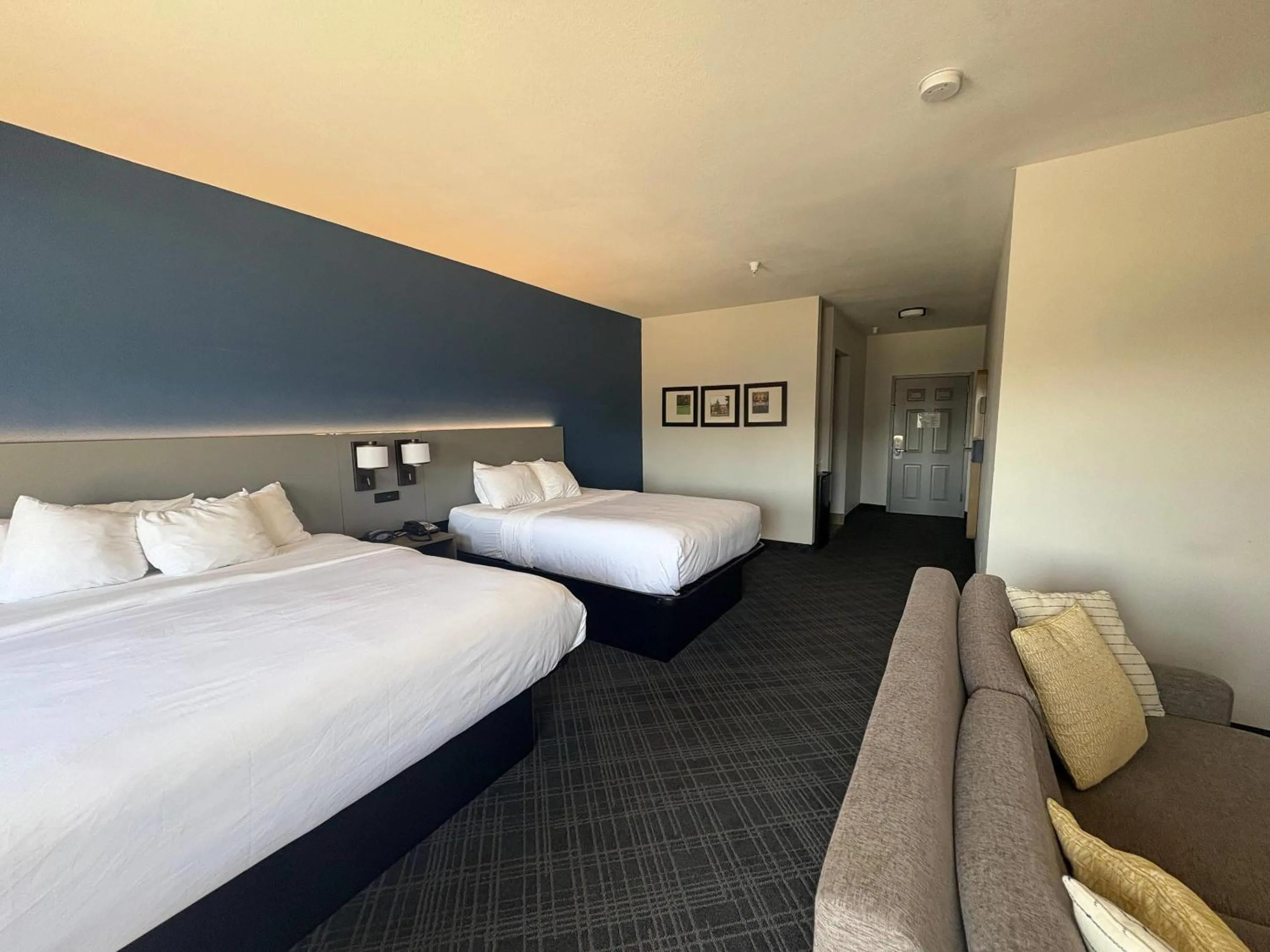 Bedroom, Bed in Comfort Suites Crossville