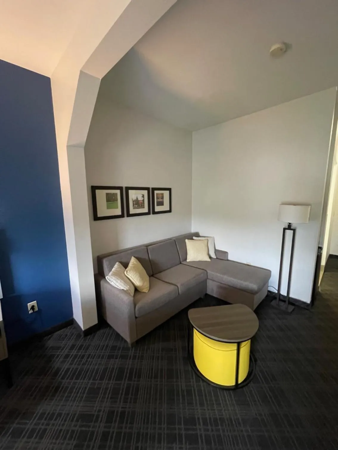 Seating area in Comfort Suites Crossville