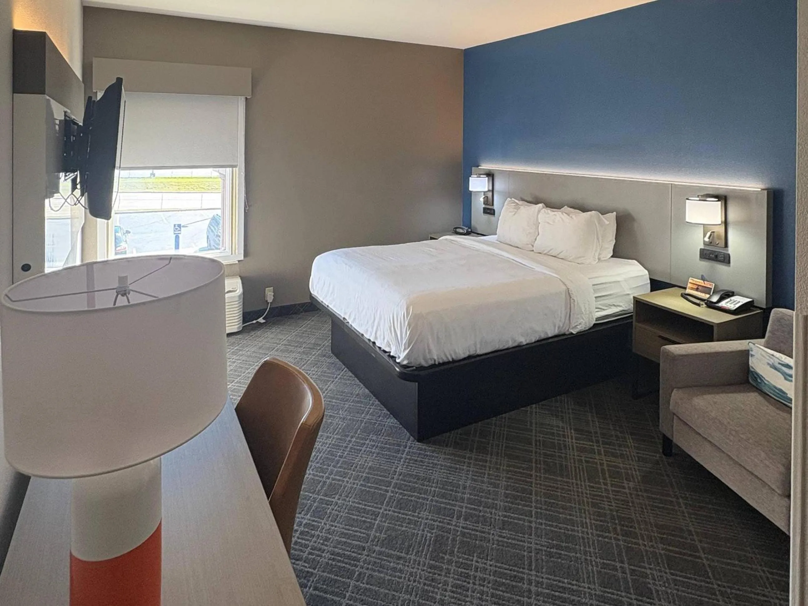 Bedroom, Bed in Comfort Suites Crossville