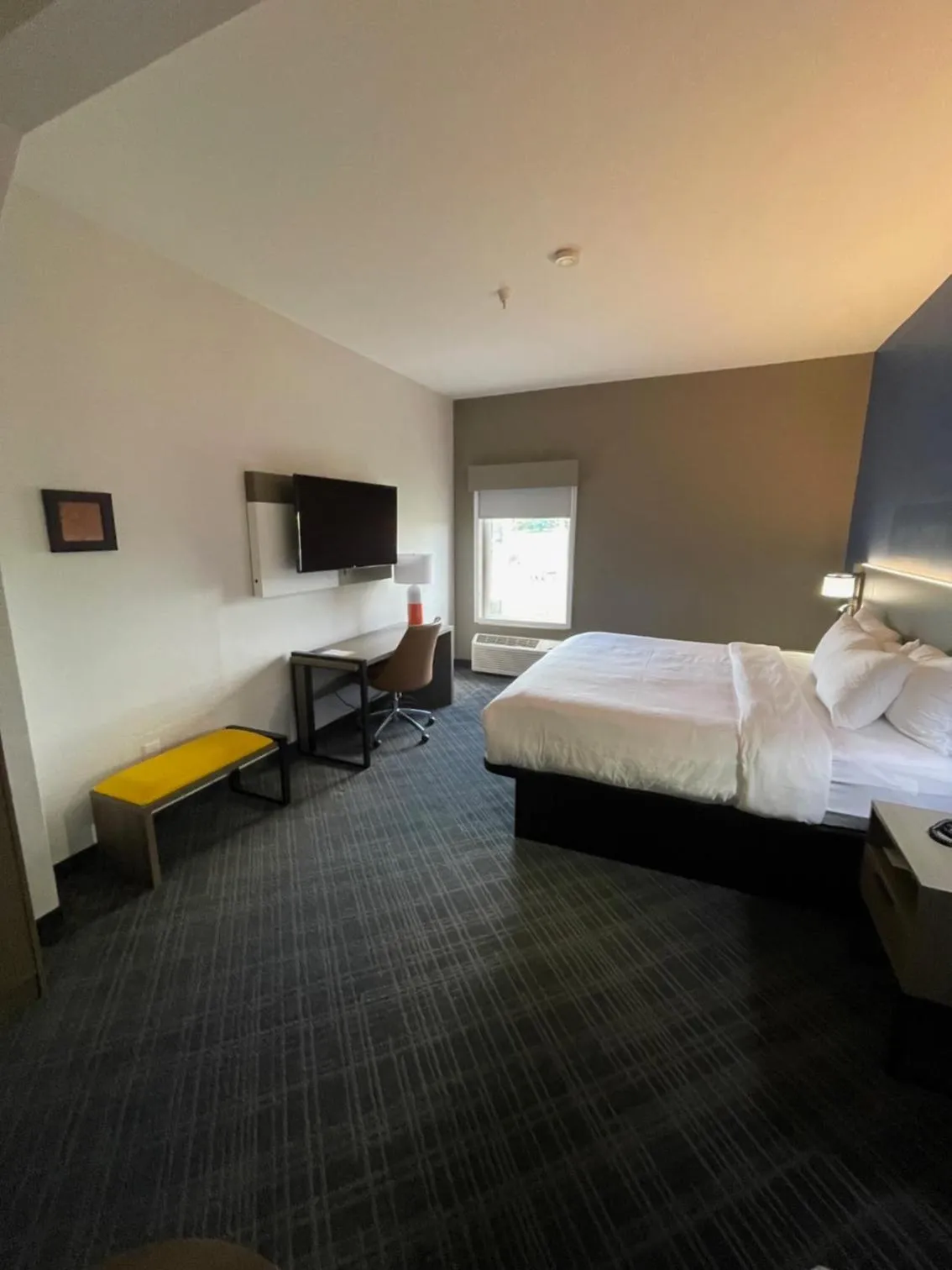 Communal lounge/ TV room, Bed in Comfort Suites Crossville