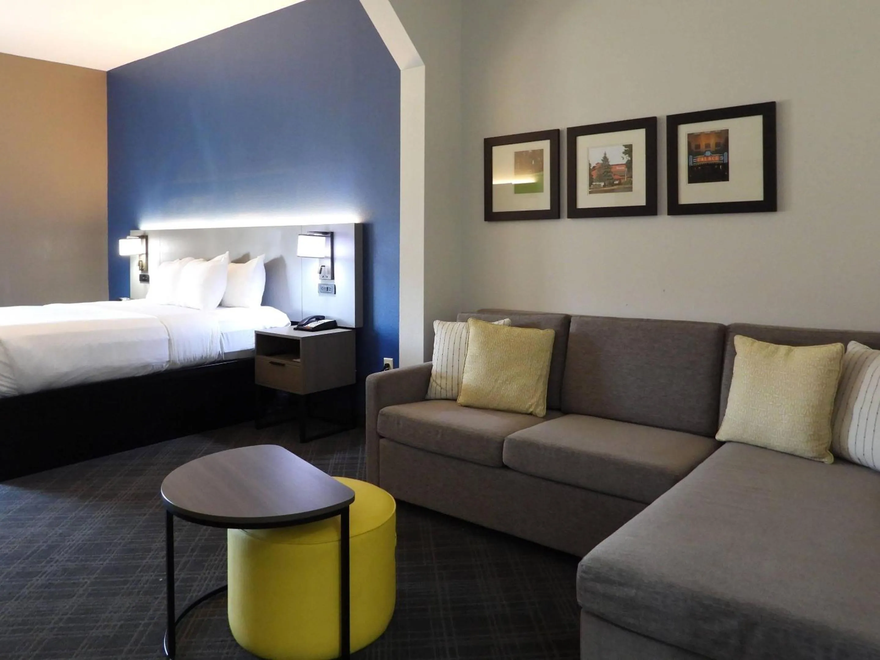 Bedroom, Bed in Comfort Suites Crossville