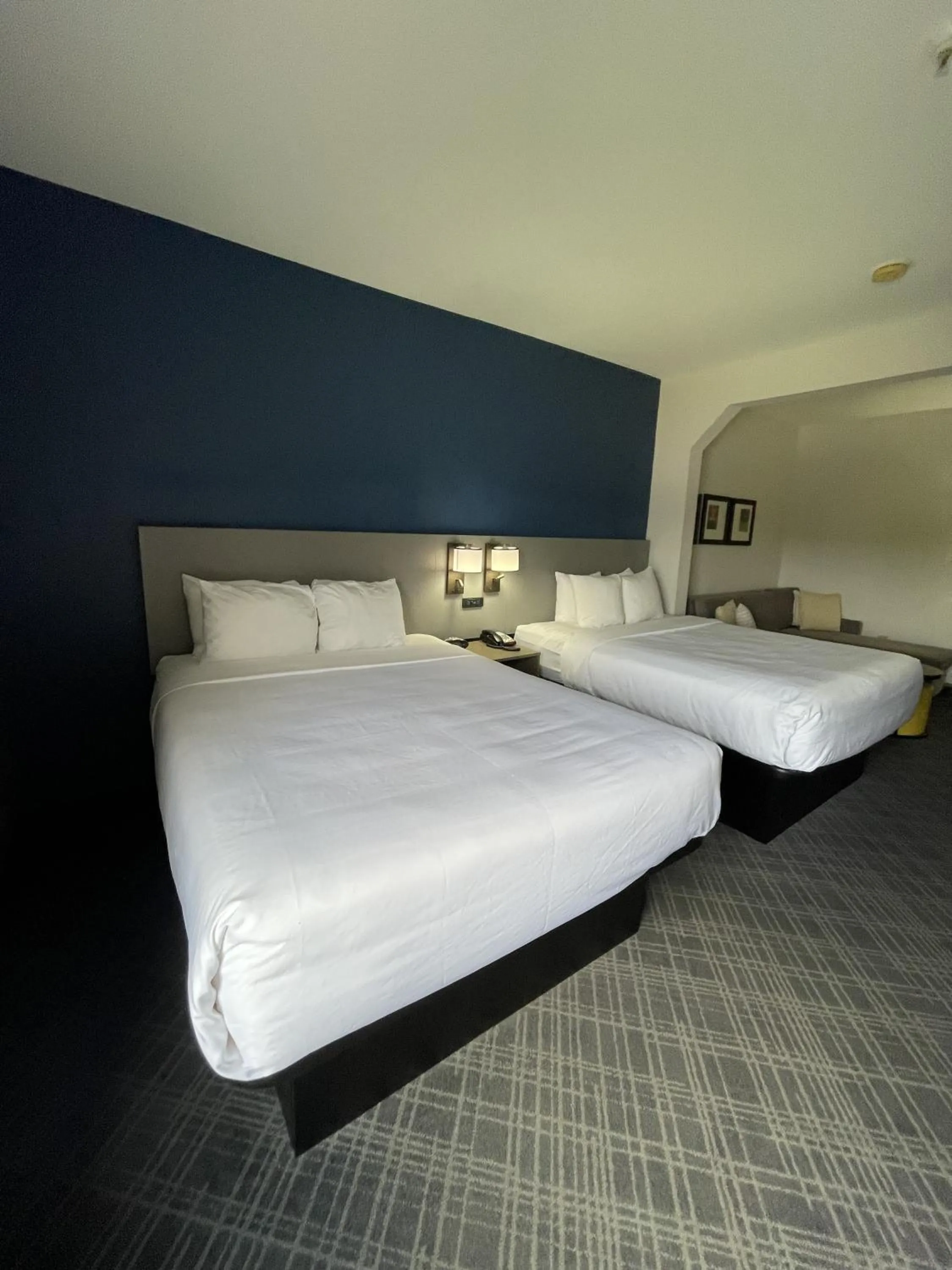 Bed in Comfort Suites Crossville