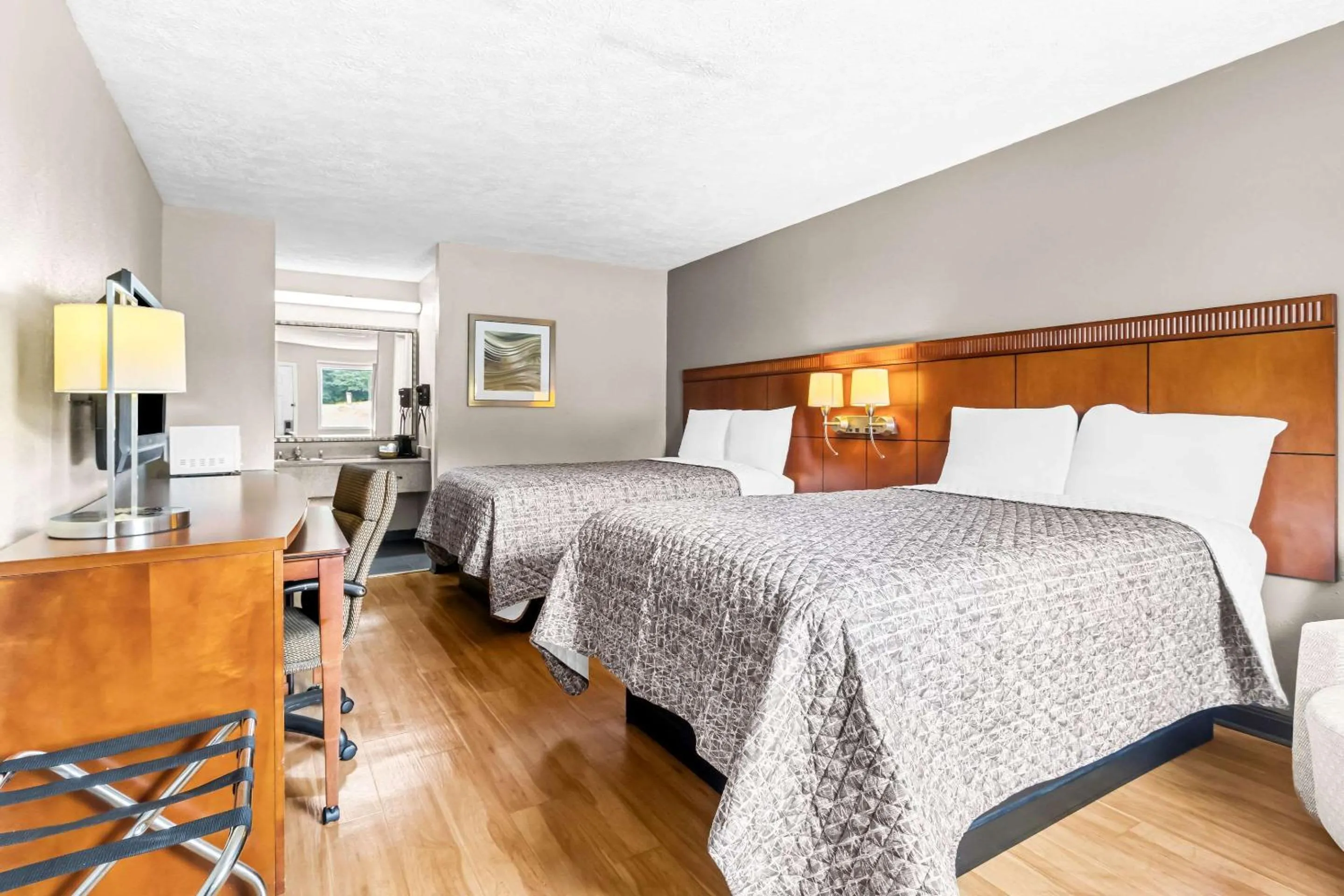 Bedroom, Bed in Rodeway Inn Lexington West