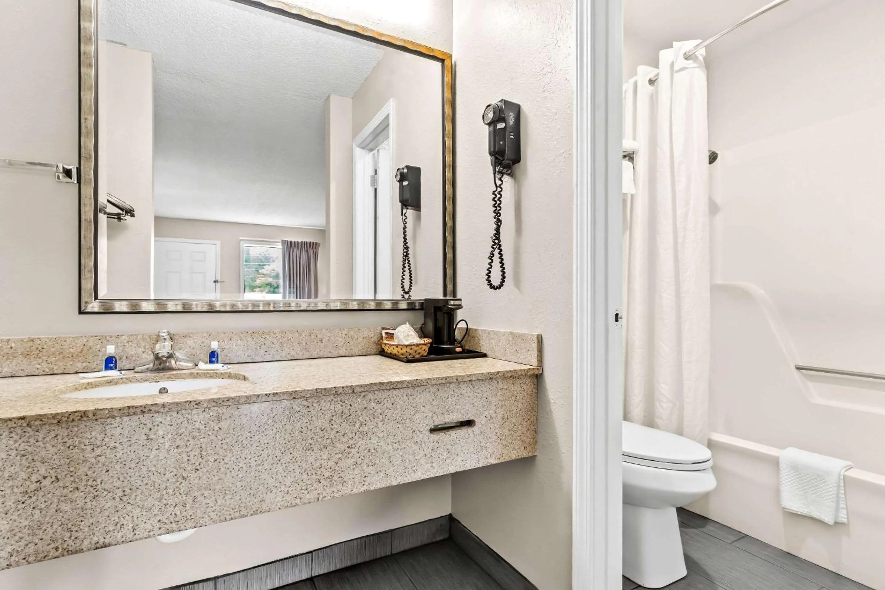 Bedroom in Rodeway Inn Lexington West