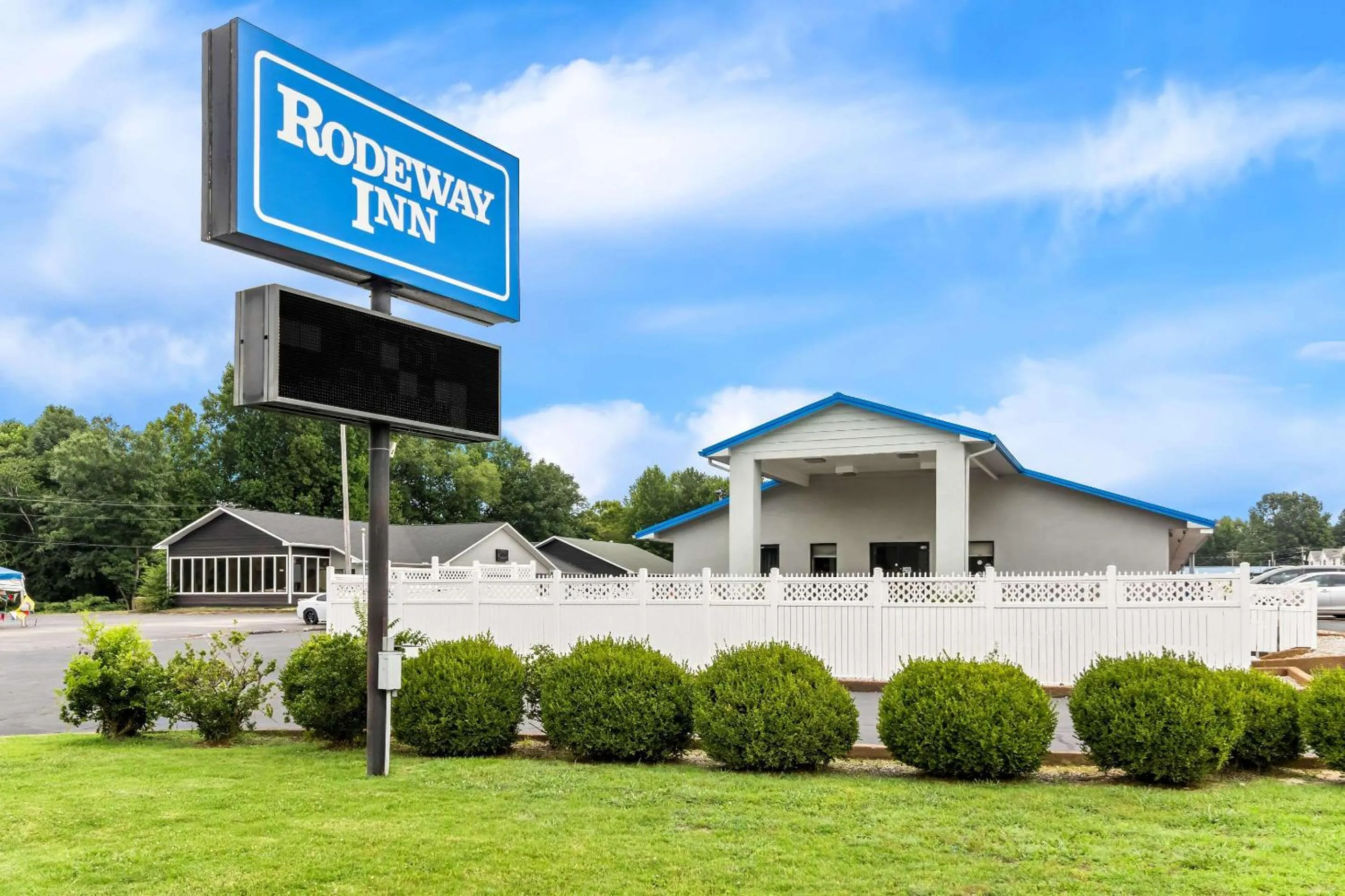 Property building in Rodeway Inn Lexington West
