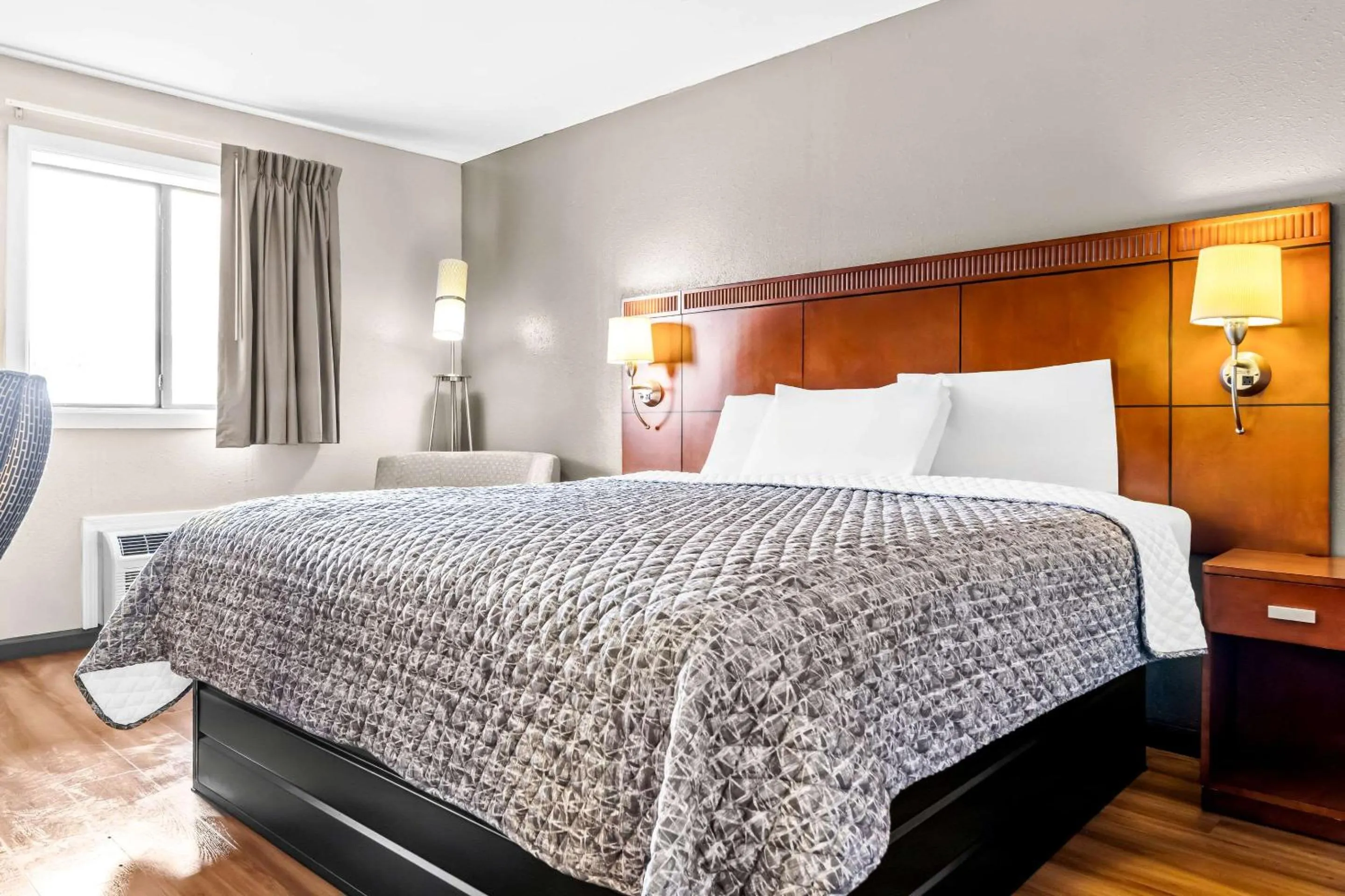 Bedroom, Bed in Rodeway Inn Lexington West